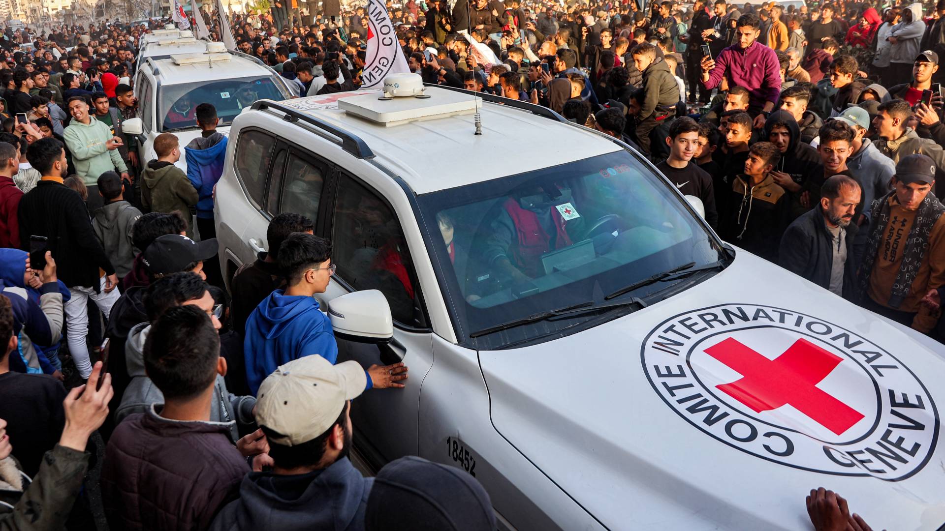 تسليم محتجزات إلى الصليب الأحمر في غزة