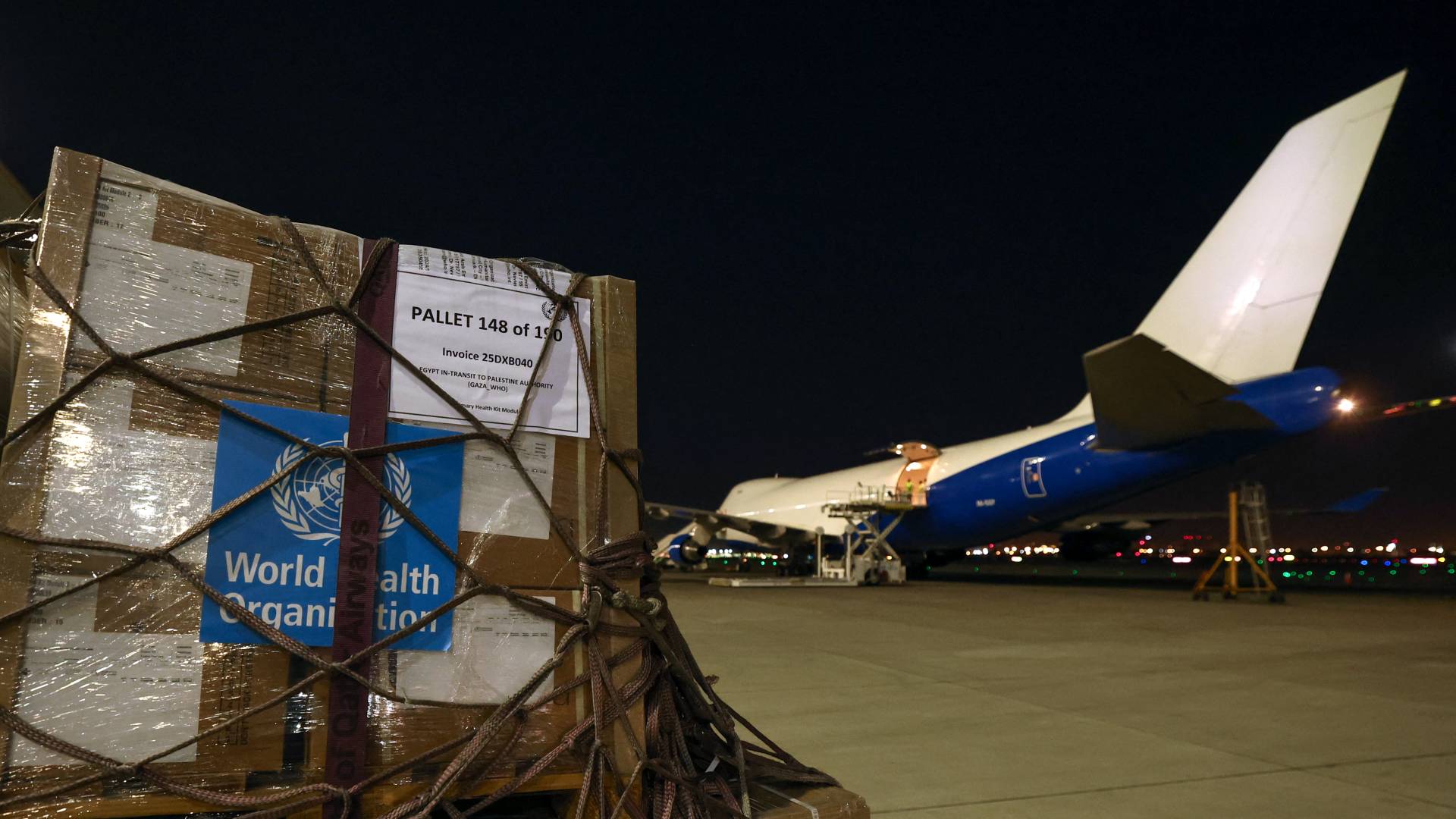 طائرة خاصة بمنظمة الصحة العالمية تسلم مساعدات لغزة