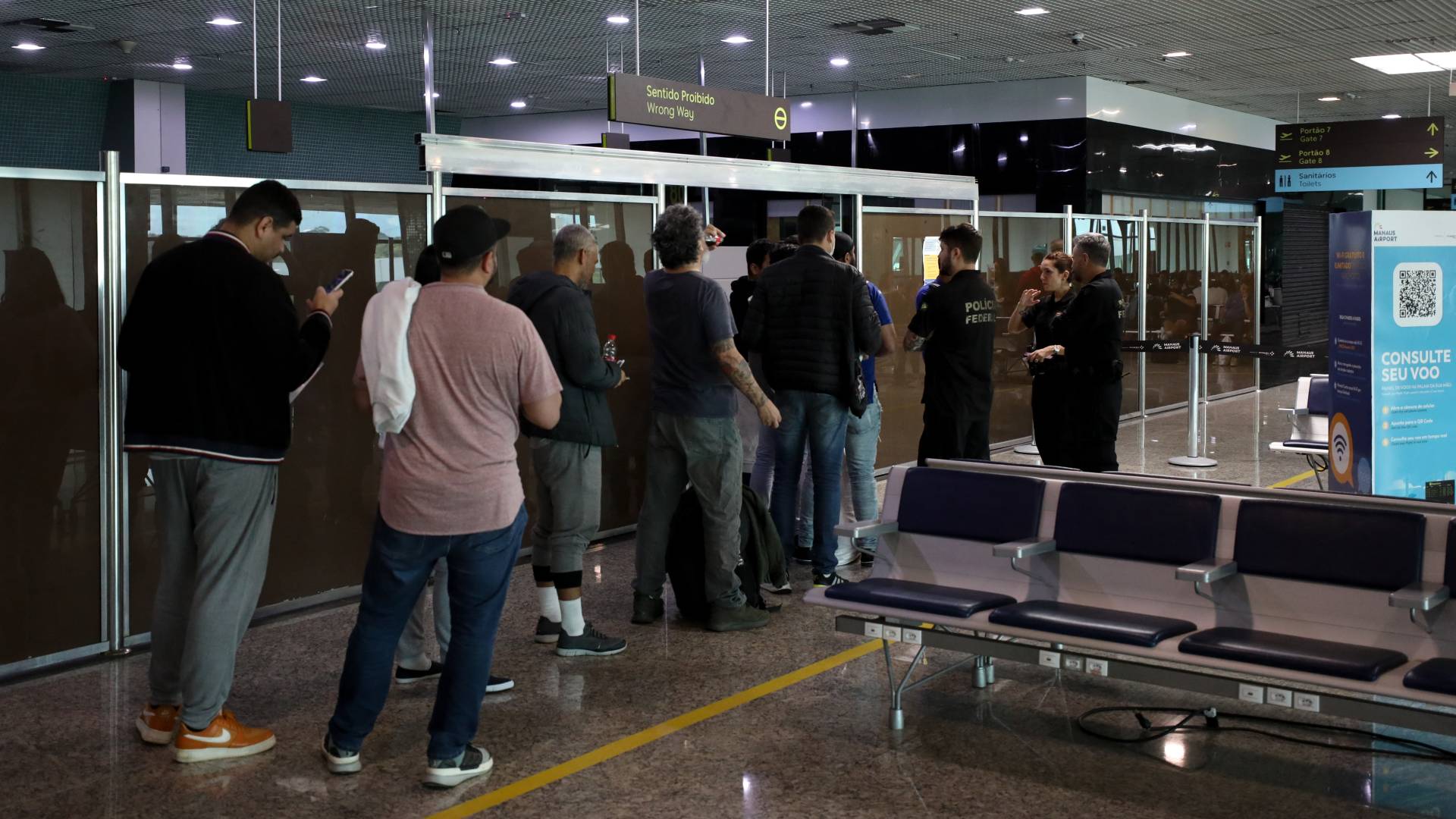 برازيليون تم ترحيلهم من الولايات المتحدة في مطار إدواردو غوميز الدولي بولاية أمازوناس