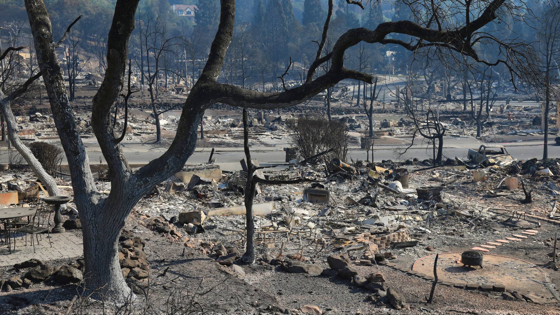 آثار الحرائق في كاليفورنيا