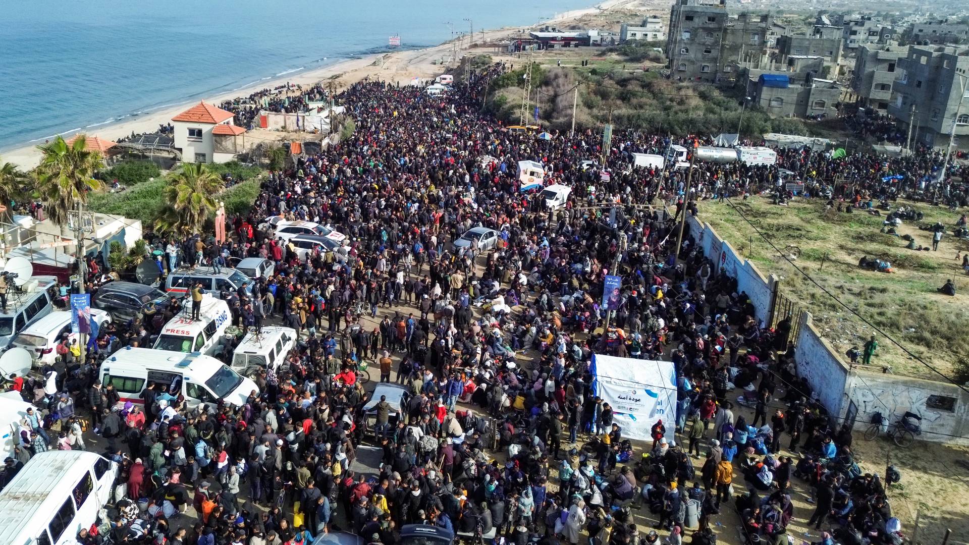 فلسطينيون ينتظرون قرار الاحتلال السماح لهم بالعودة لشمال القطاع
