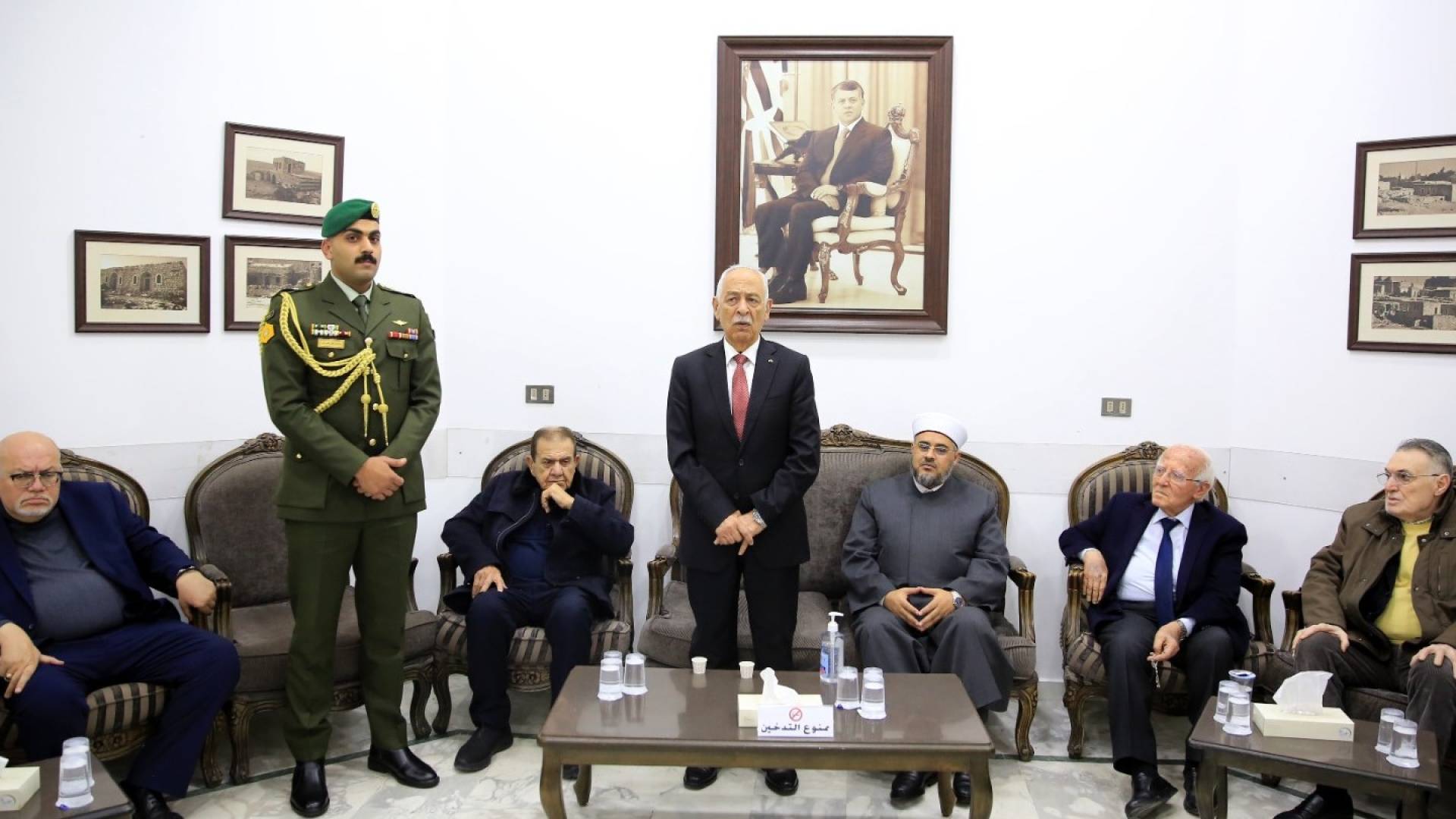 العيسوي ينقل تعازي الملك وولي العهد إلى عشيرتي أبو رخية والحاج حسن