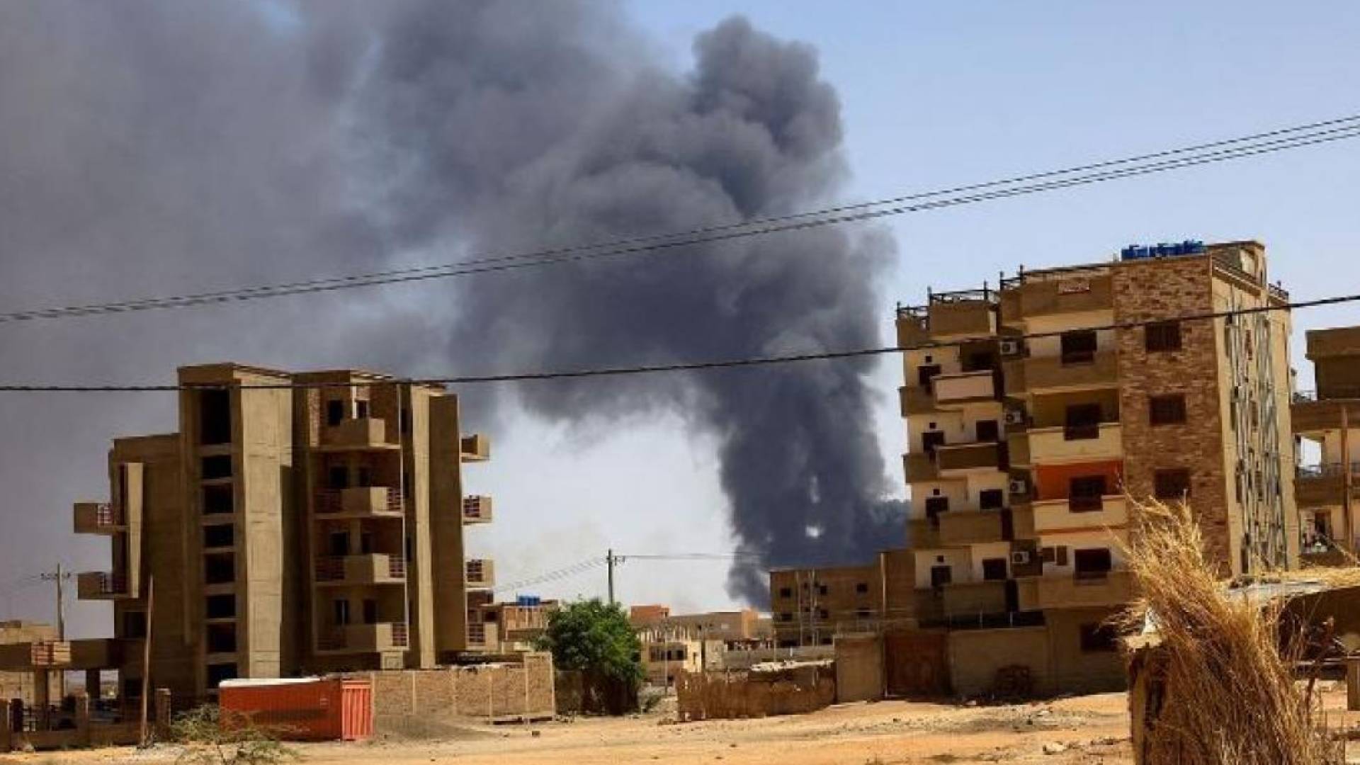 تصاعد أعمدة الدخان في السودان