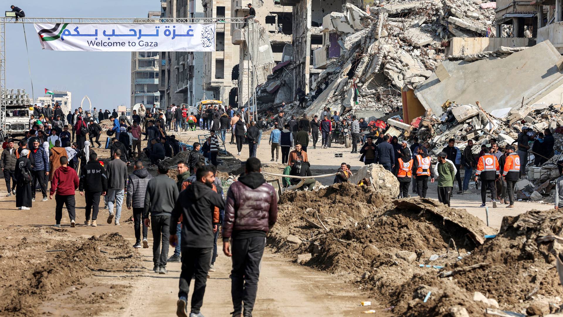 أنقاض مبان منهارة على طول شارع الرشيد الساحلي في غزة