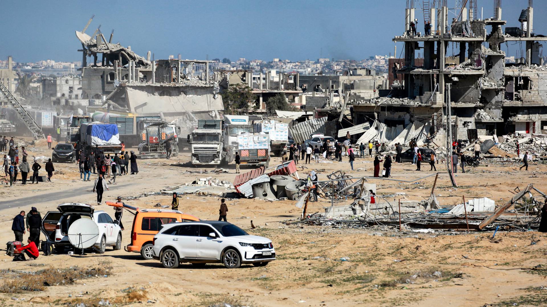 فلسطينيون بين مبان مدمرة بغزة