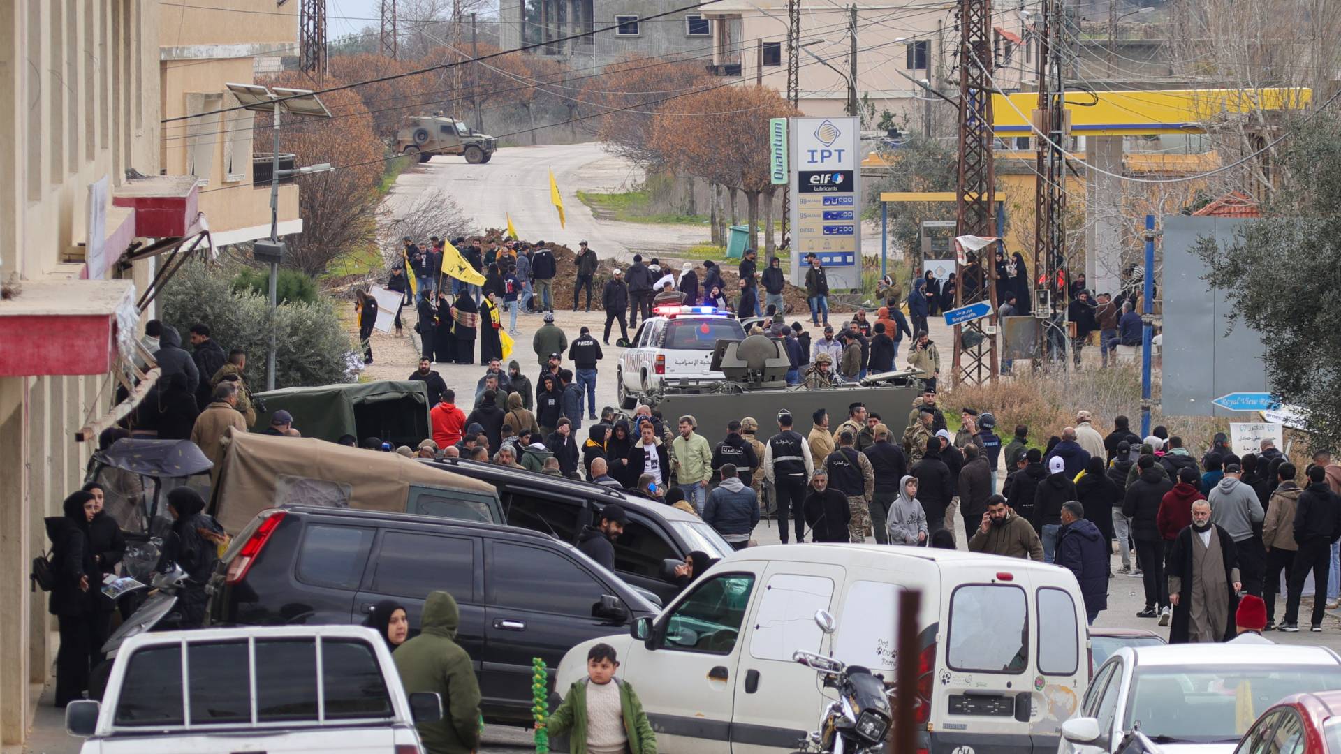 لبنانيون في جانب برج الملوك بينما كانت مركبة عسكرية للاحتلال الإسرائيلي