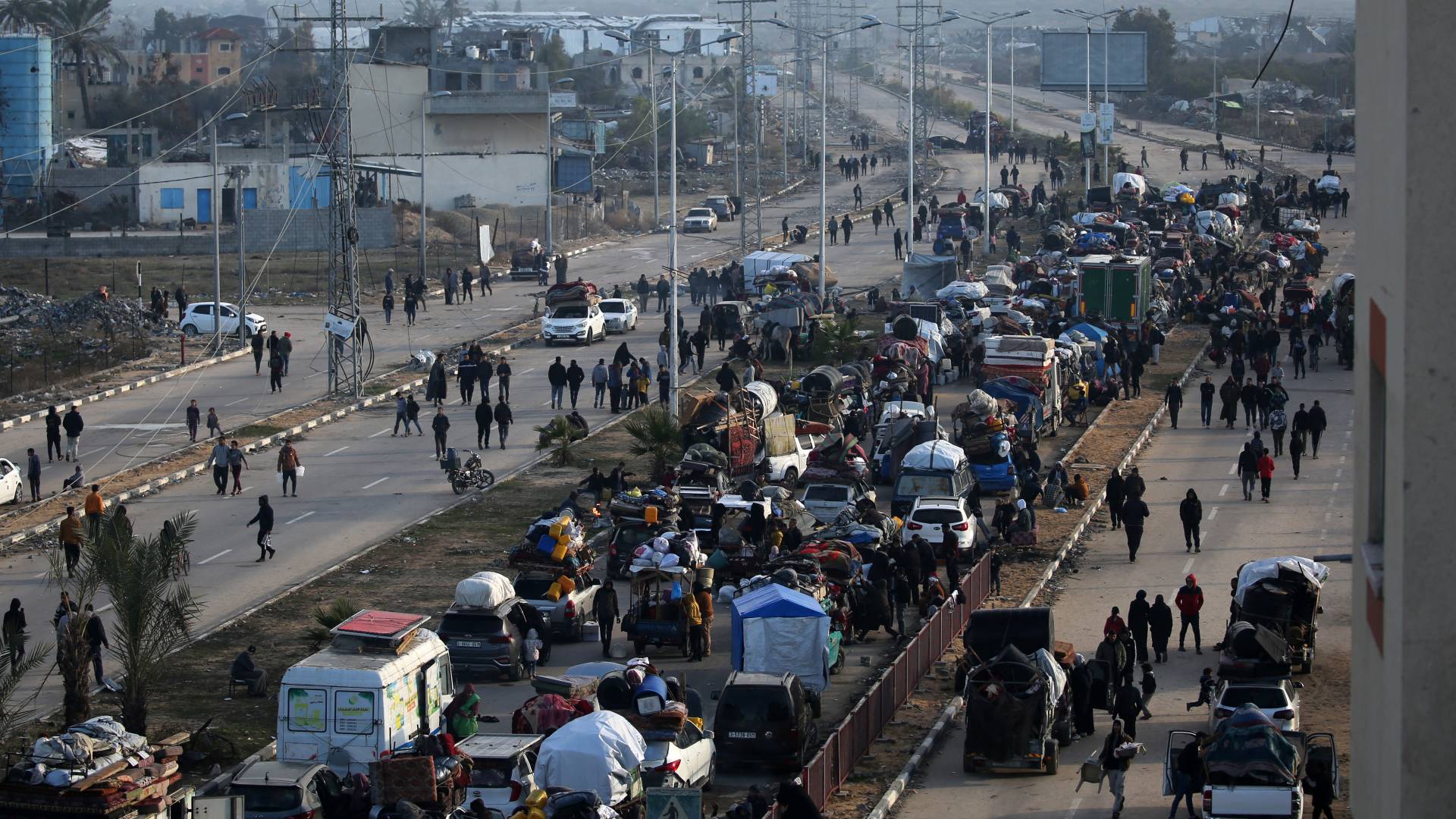 نازحون فلسطينيون على طول طريق صلاح الدين في النصيرات