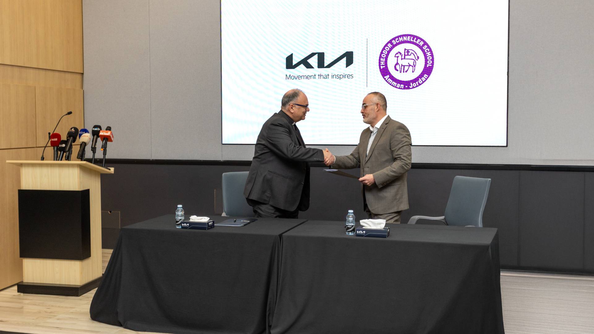 KIa كيا توقع مذكرة تفاهم لإنشاء ورشة تدريب متخصصة في السيارات الكهربائية بمدرسة شنلر المهنية