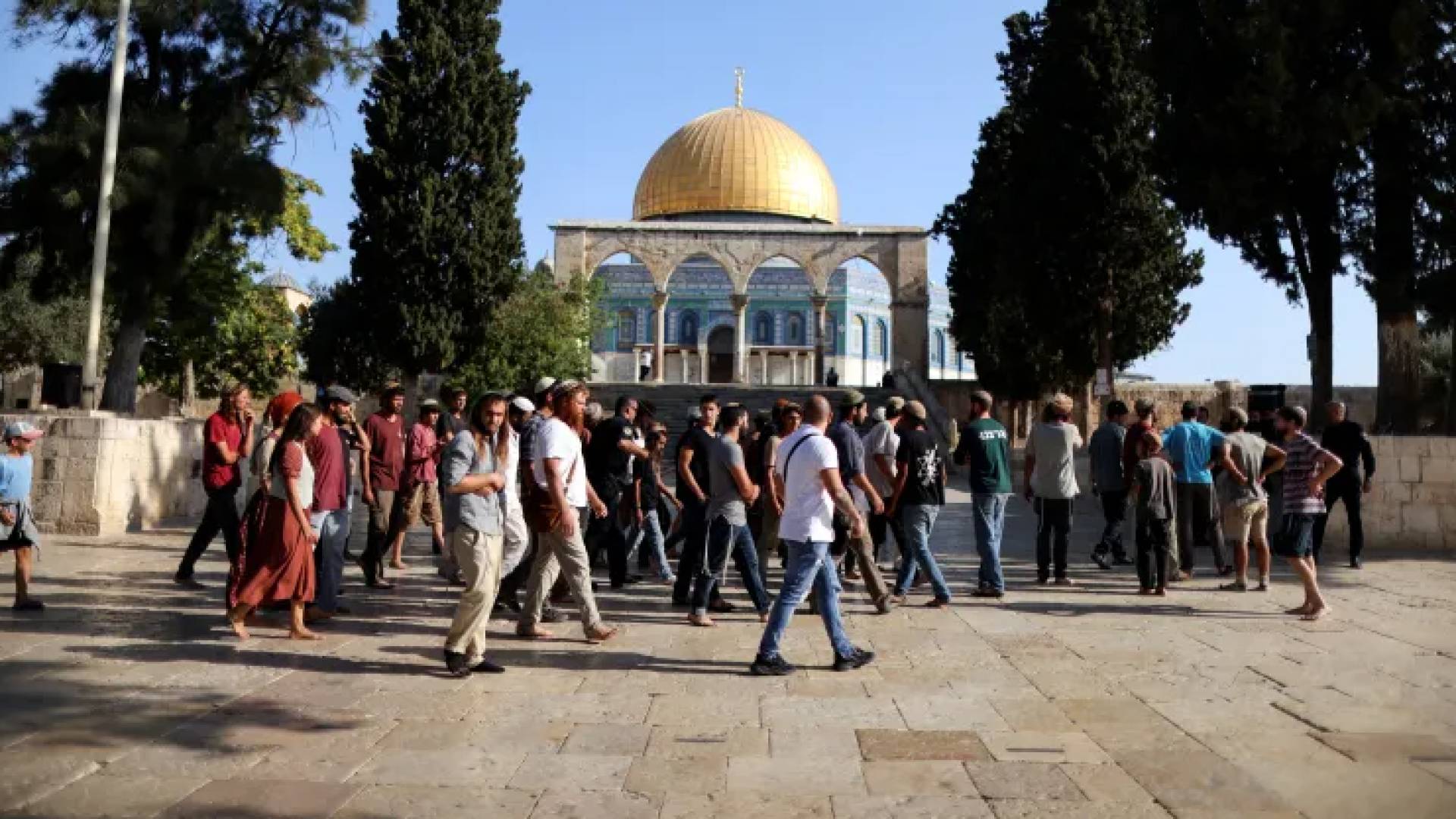 مستوطنون يقتحمون احات المسجد الأقصى