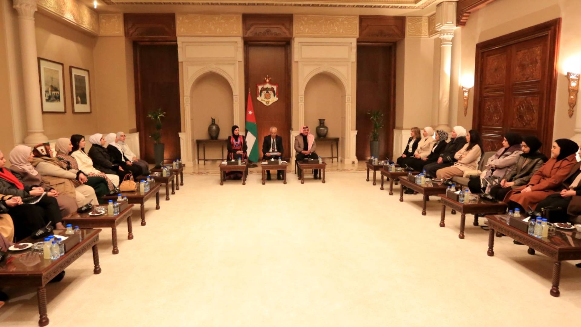 رئيس الديوان الملكي يلتقي وفدا نسائيا من عمان
