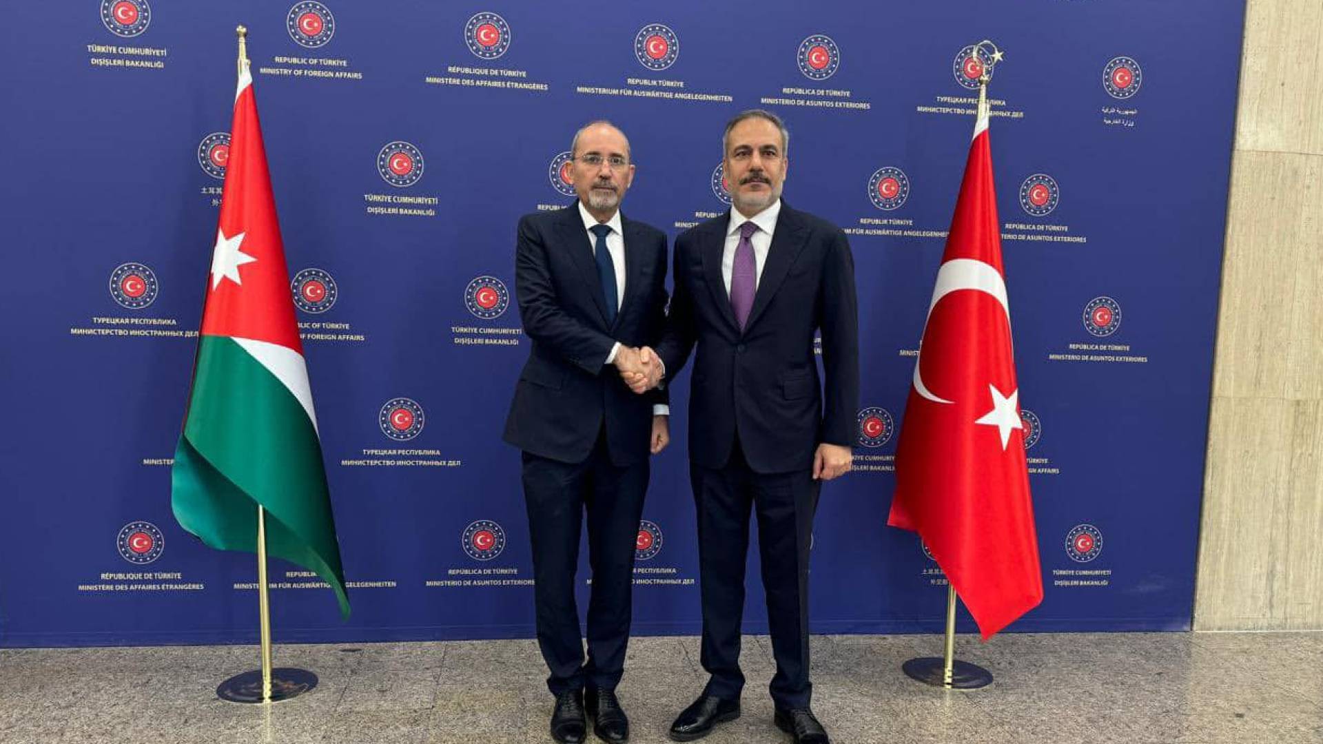 صورة تجمع وزير الخارجية أيمن الصفدي مع وزير الخارجية التركي هاكان فيدان