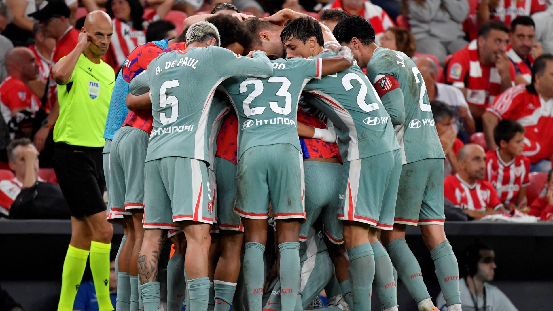 لاعبو أتلتيكو مدريد يحتفلون بهدف سابق