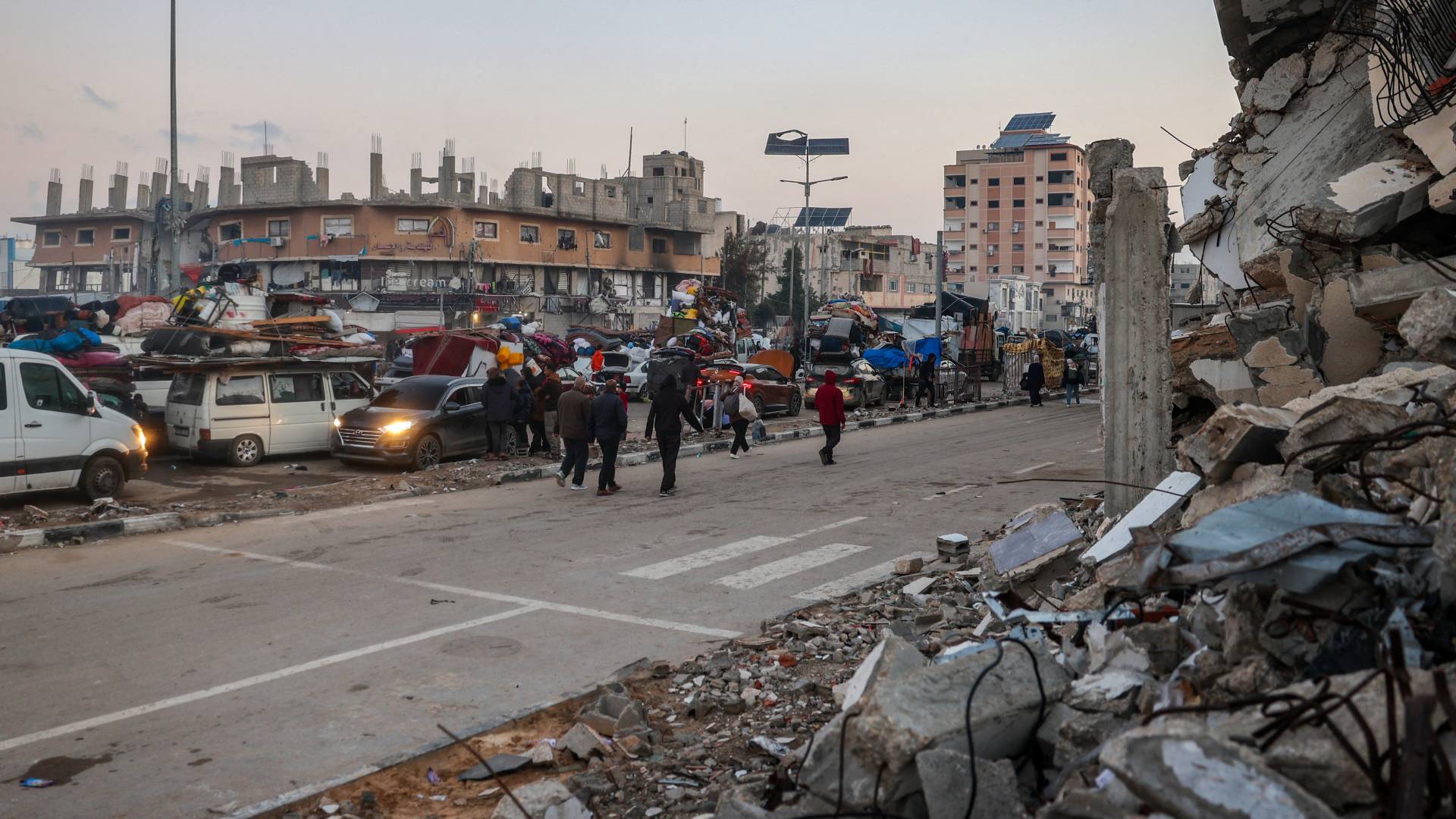 اصطفاف المركبات على طول طريق صلاح الدين في النصيرات