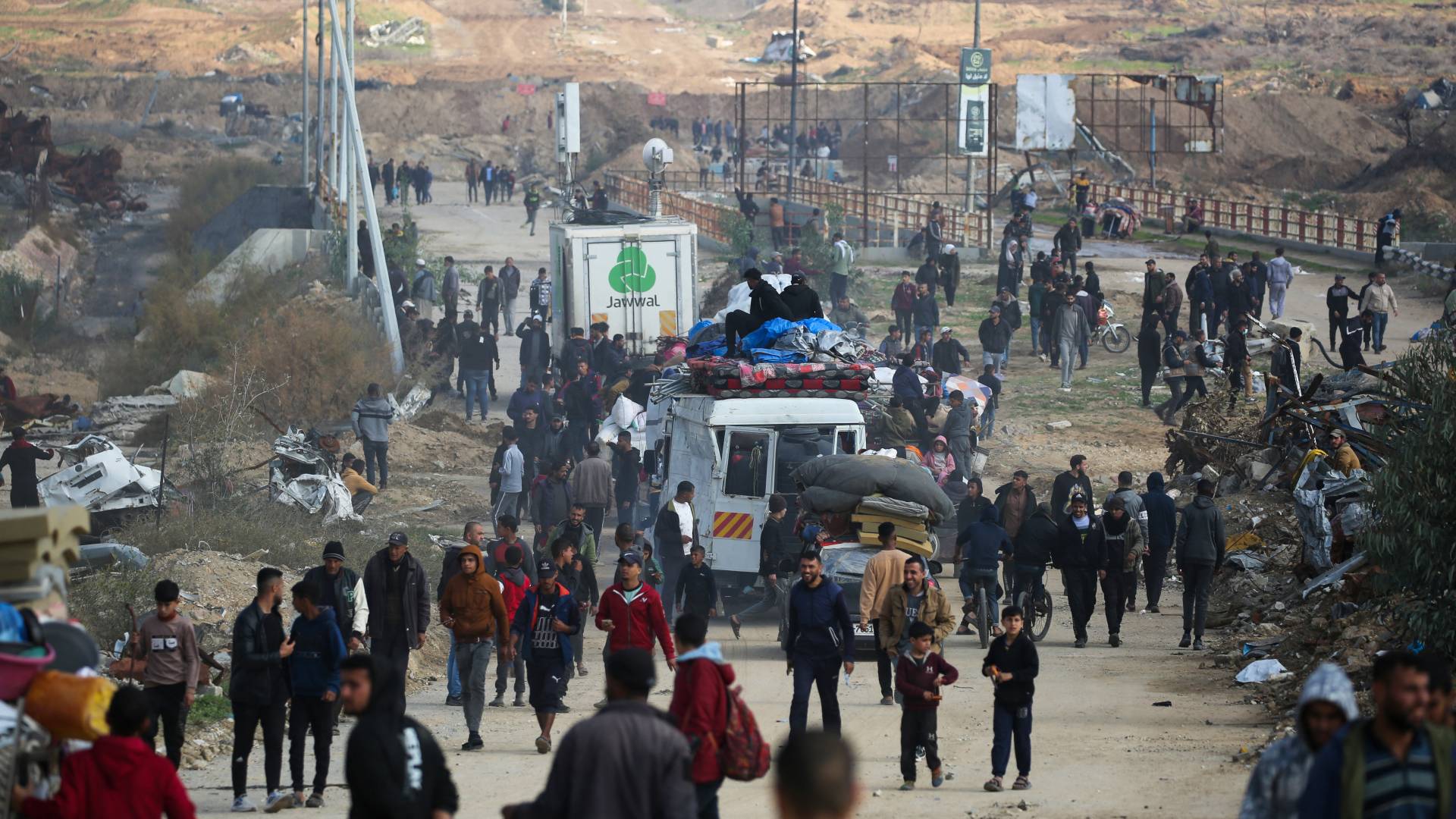 فلسطينيون يسيرون عبر محور نتساريم أثناء عودتهم إلى شمال قطاع غزة