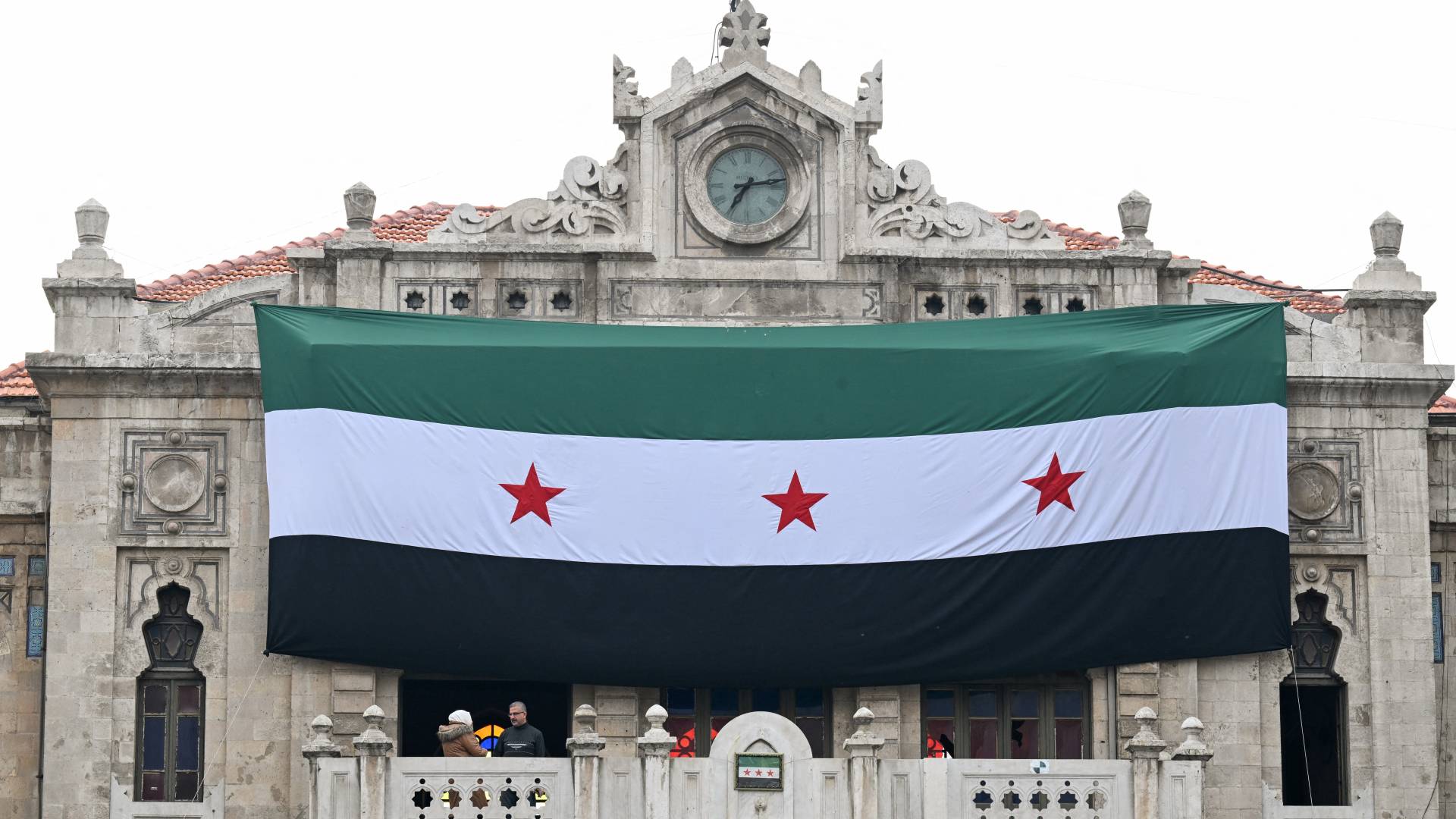 أشخاص يقفون على شرفة محطة قطار الحجاز التاريخية في دمشق