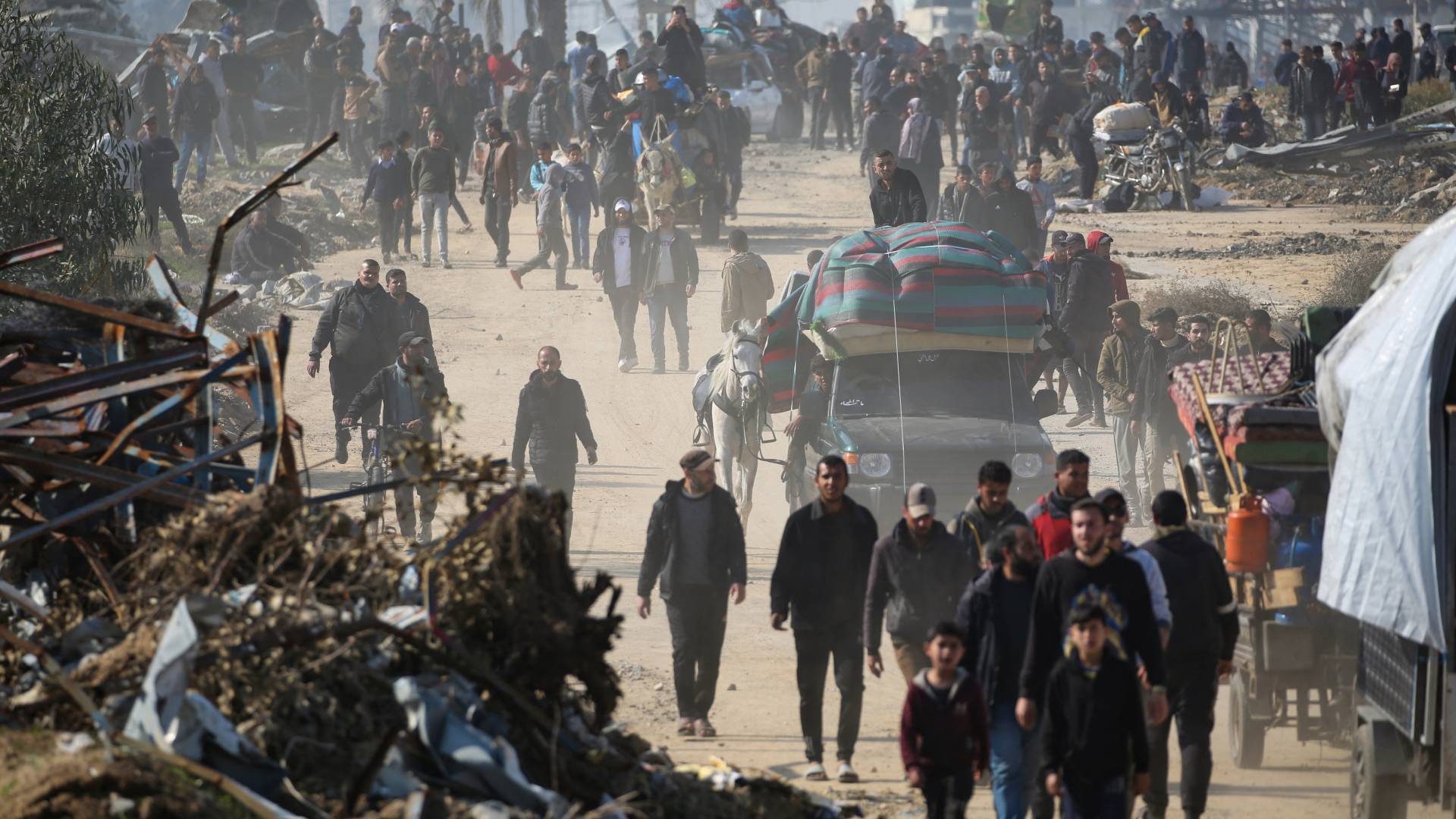 غزيون يعودون إلى شمال قطاع غزة