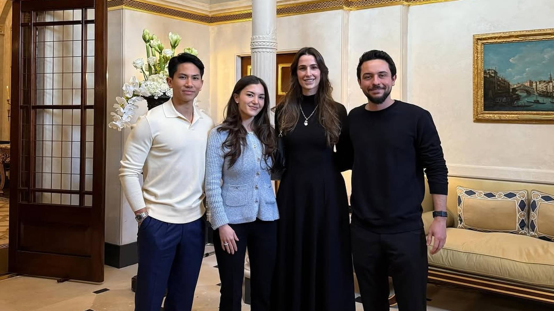 ولي العهد ينشر صورة برفقة الأميرة رجوة الحسين والأمير عبدالمتين وزوجته الأميرة أنيشا روزنا