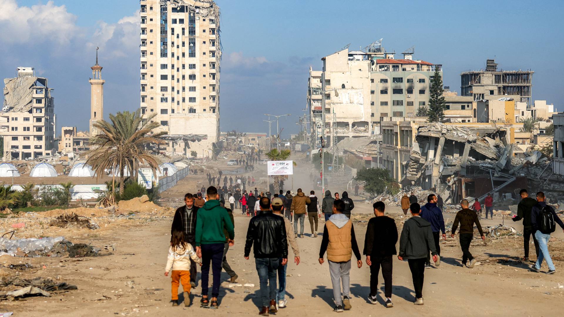 نازحون في مدينة غزة بعد عبورهم ممر نتساريم