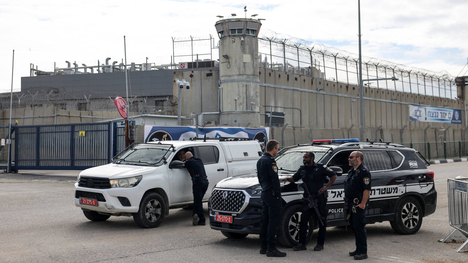 قوات الاحتلال خارج سجن عوفر العسكري في الضفة الغربية