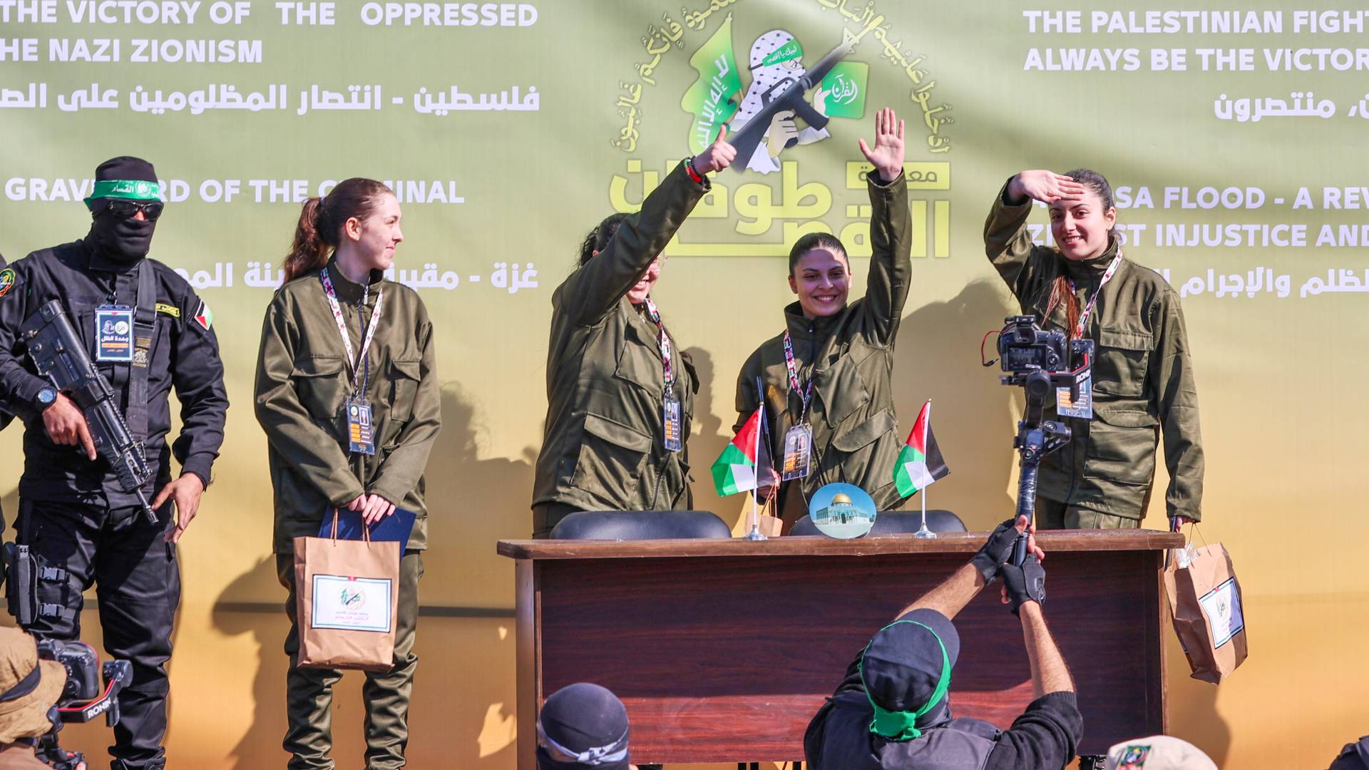 تسليم محتجزات للصليب الأحمر في غزة