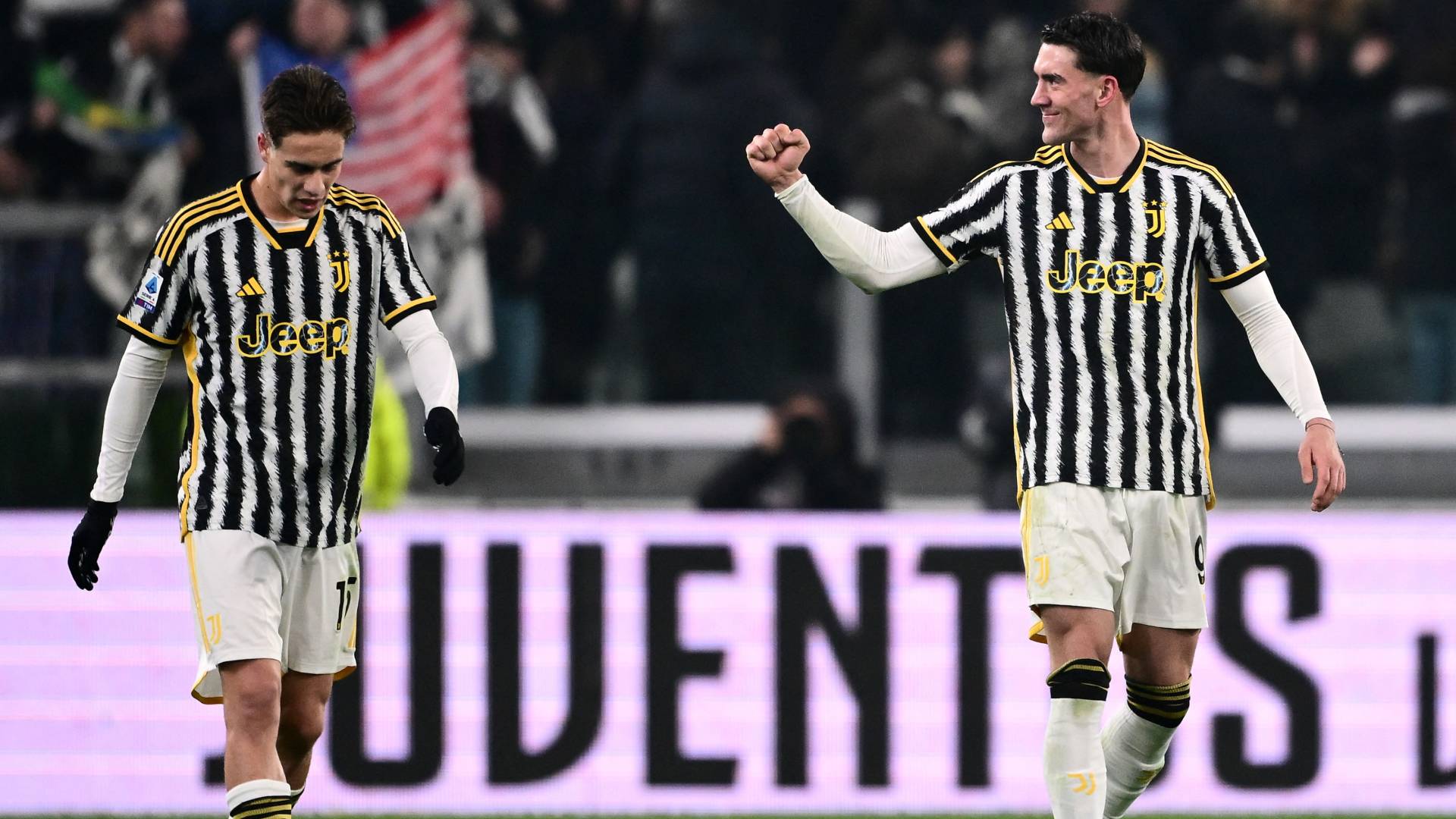 لاعبو يوفنتوس يحتفلون بهدف سابق