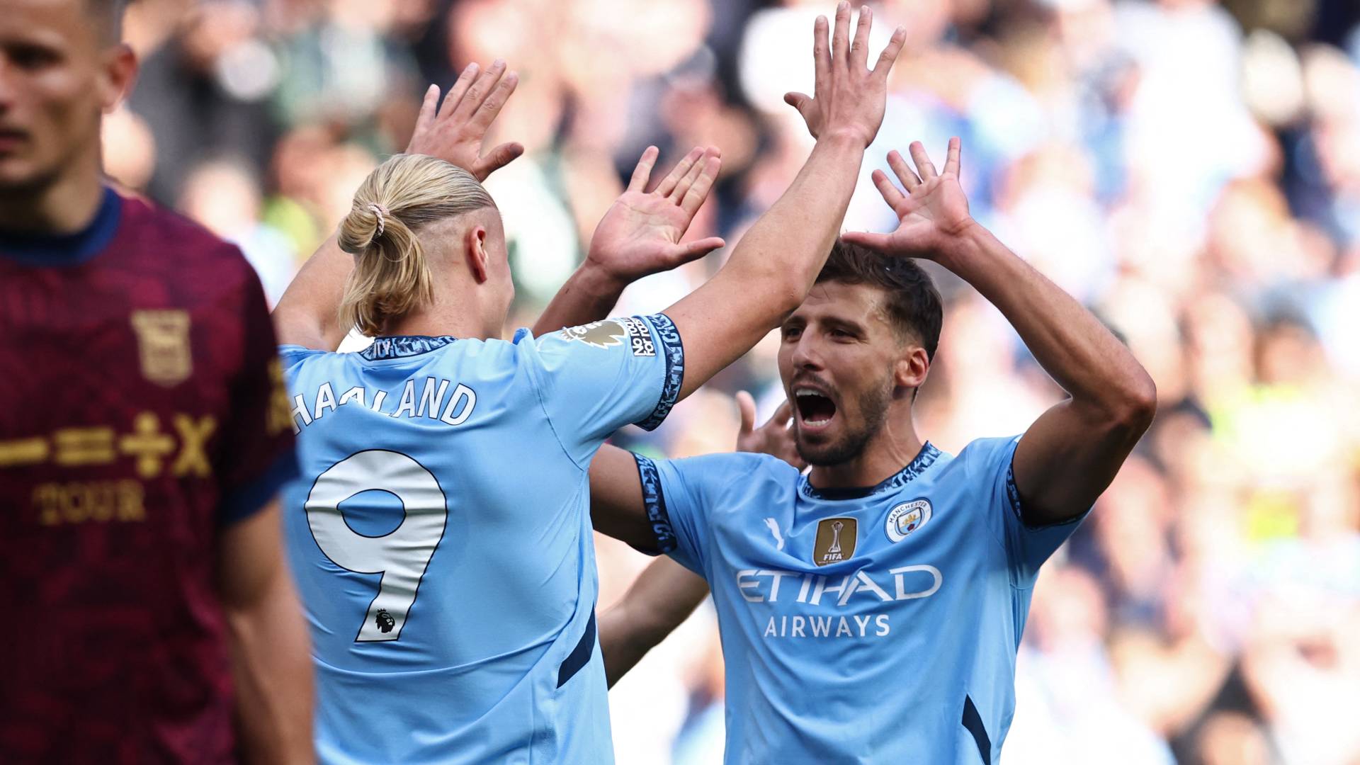 لاعبو مانشستر سيتي يحتفلون بهدف سابق