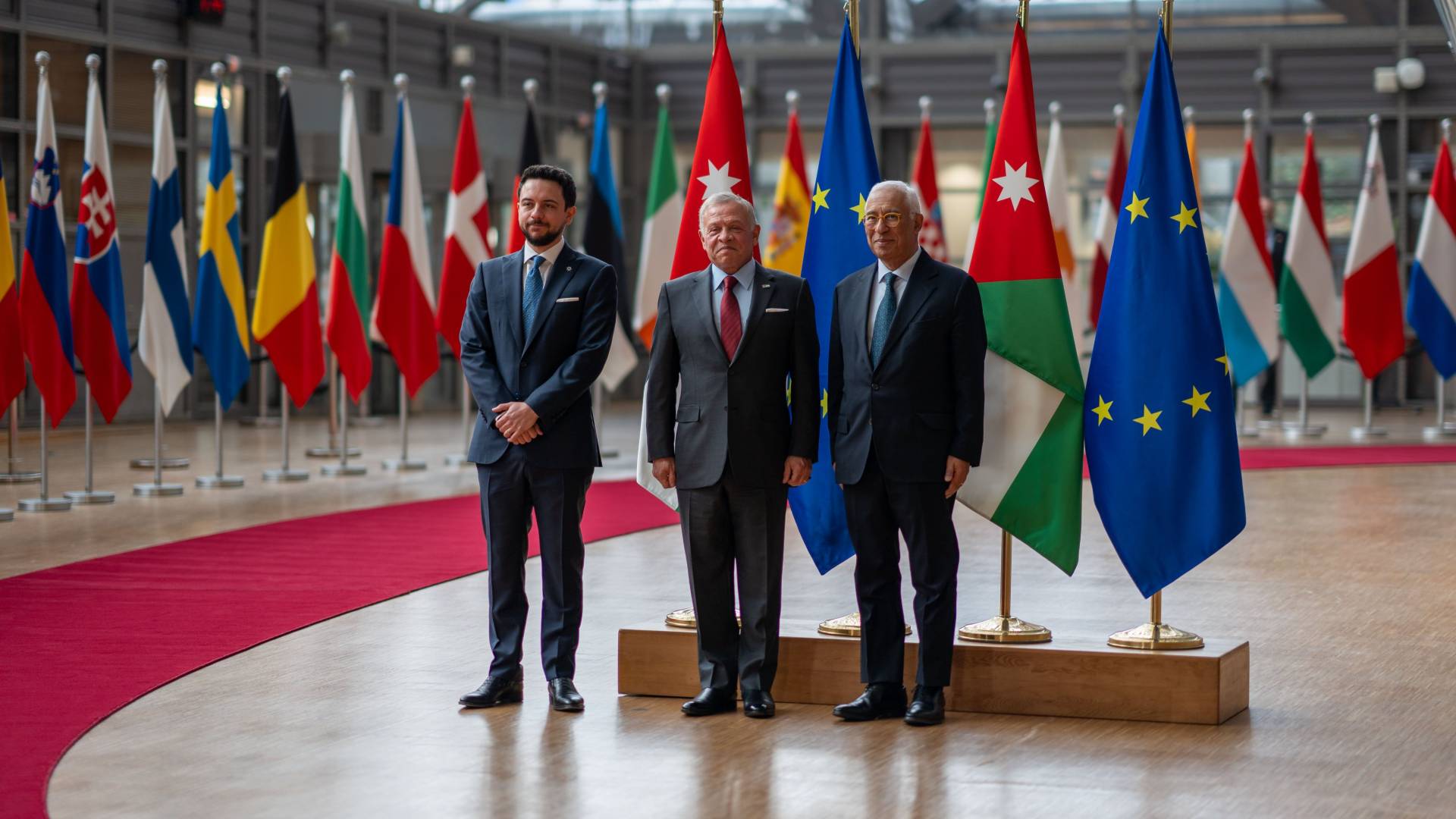 الملك عبد الله الثاني وولي العهد وممثل الاتحاد الأوروبي