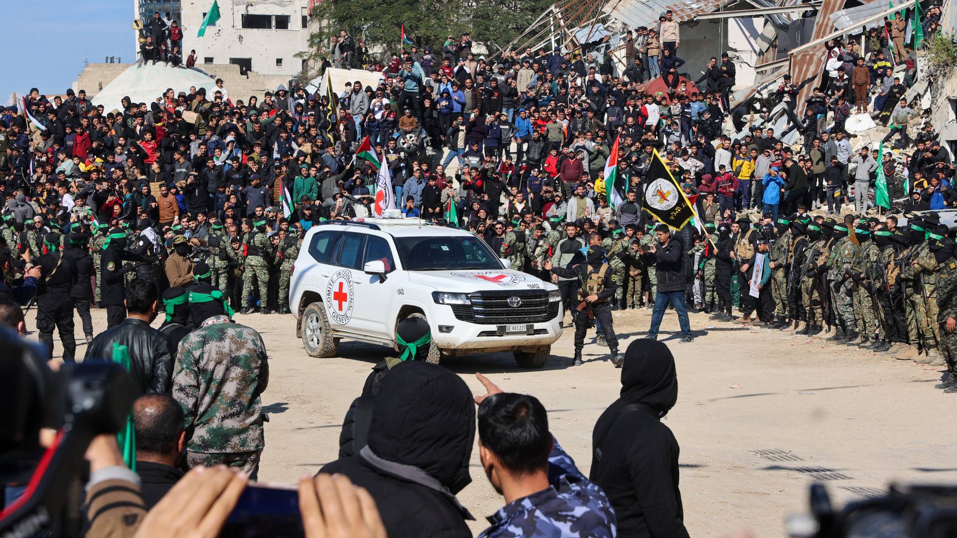مركبة للصليب الأحمر تنقل محتجزين من قطاع غزة