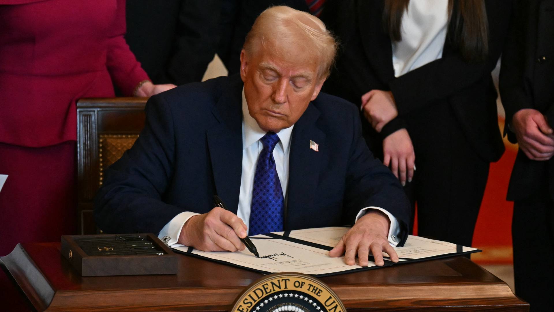 ترمب يوقع أمرا تنفيذيا لمحاسبة المؤسسات التعليمية على مظاهرات طلابية داعمة لفلسطين