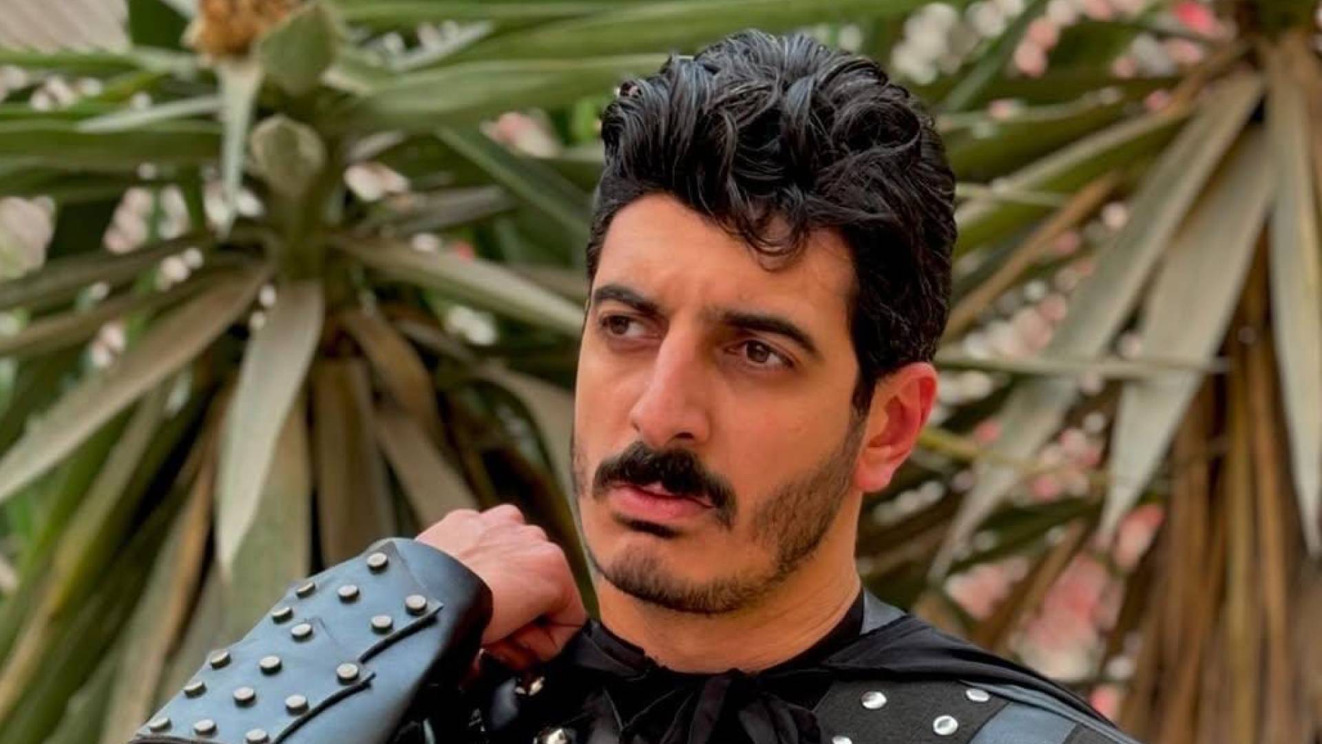 الفنان محمد شاكر يكشف تفاصيل مشاركته في مسرحية "لعبة السلطان"