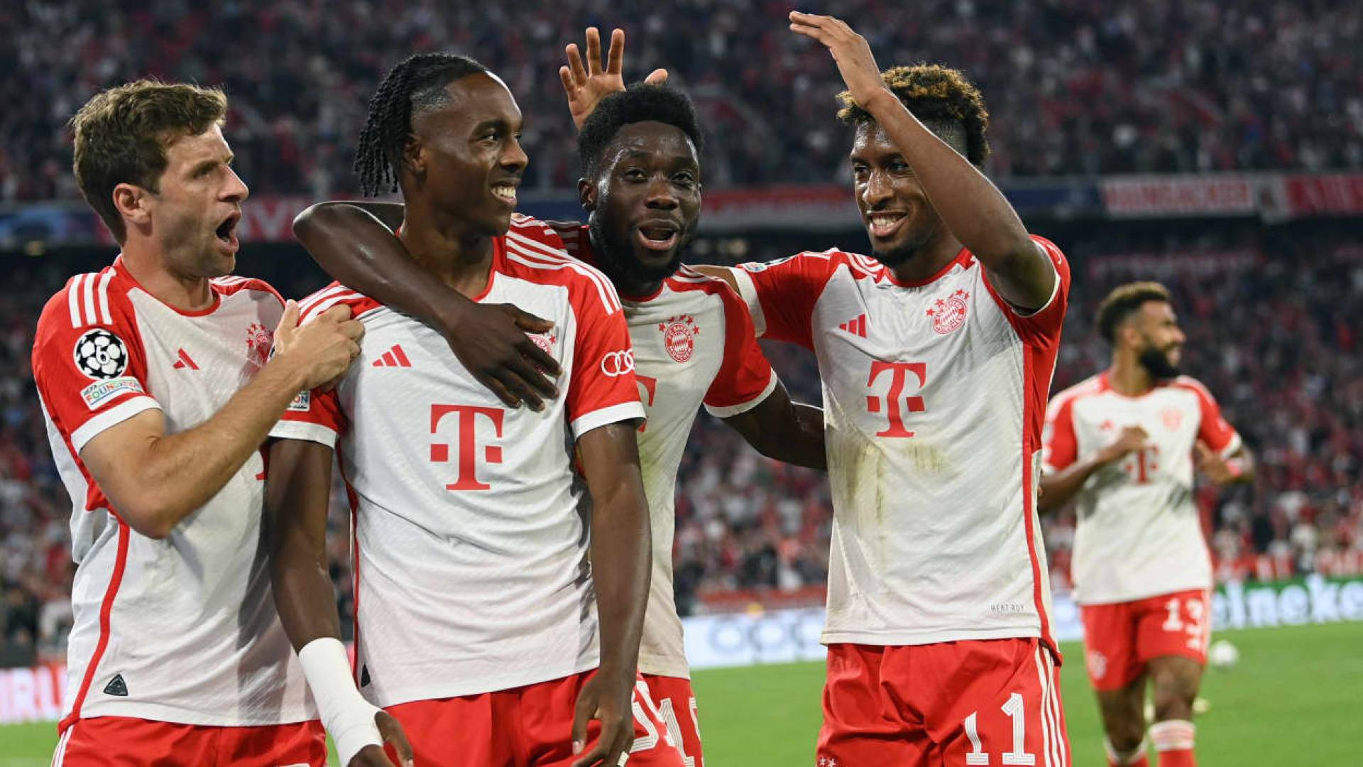 لاعبو بايرن ميونخ يحتفلون بهدف سابق