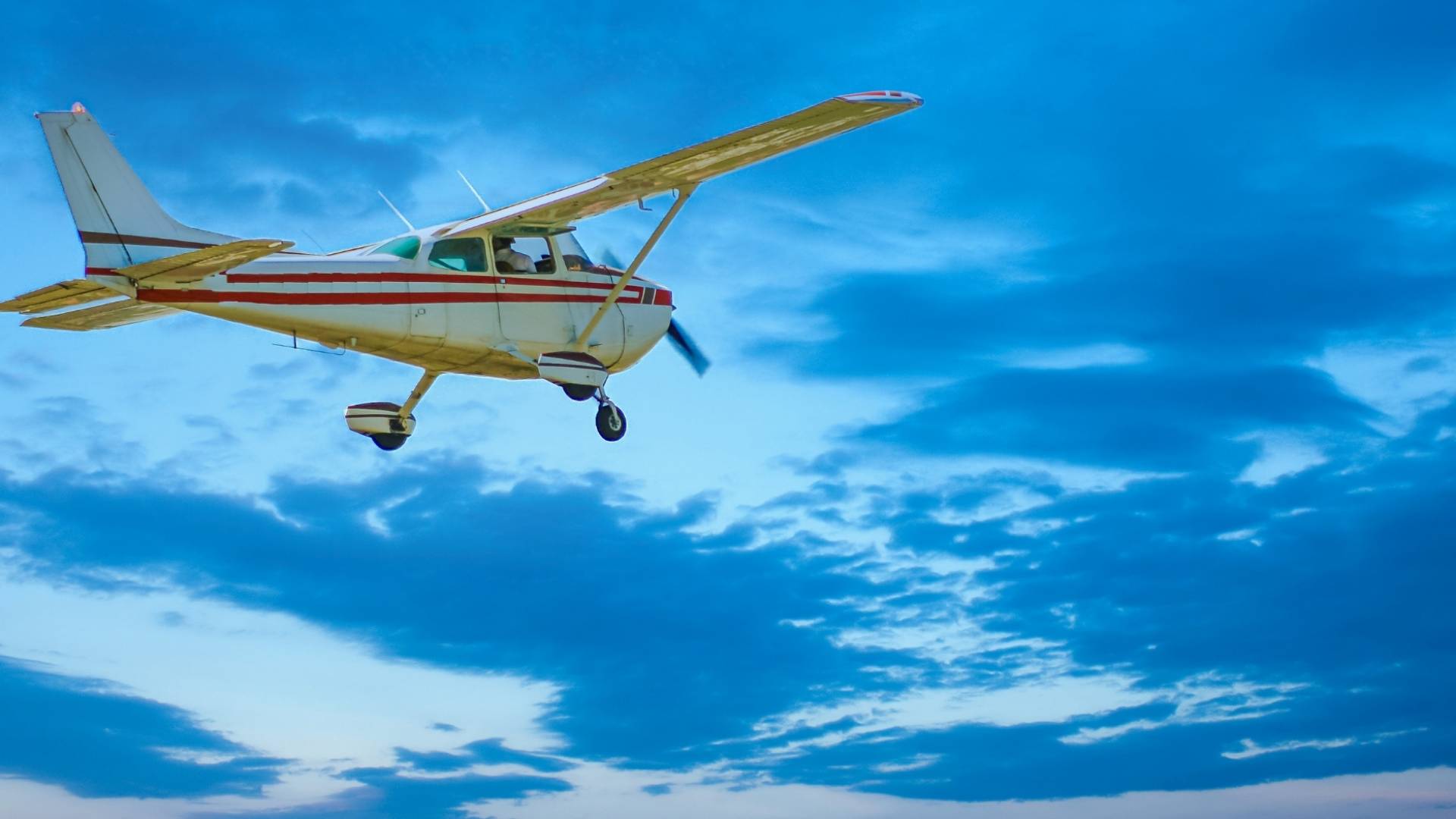 طائرة صغيرة