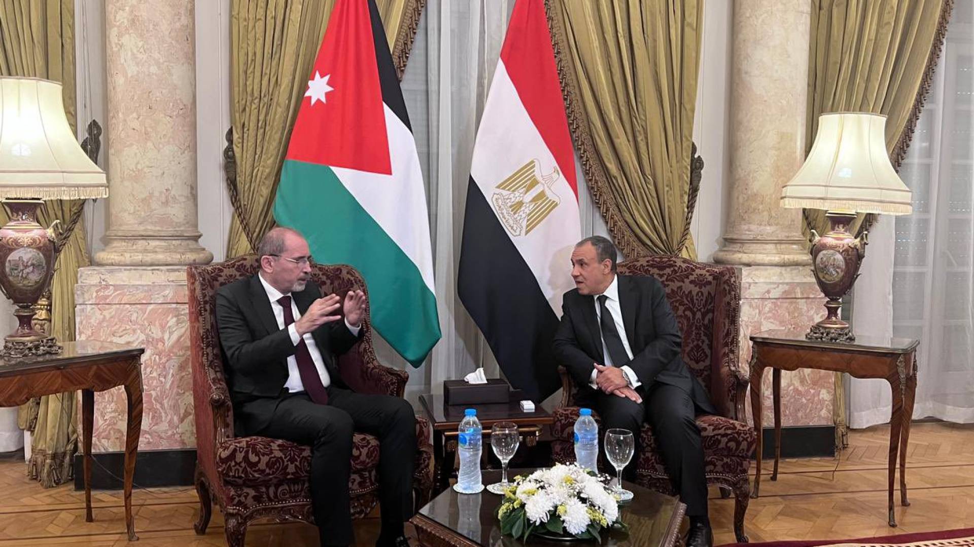 الصفدي يبحث مع نظيره المصري العلاقات الثنائية والتطورات الإقليمية