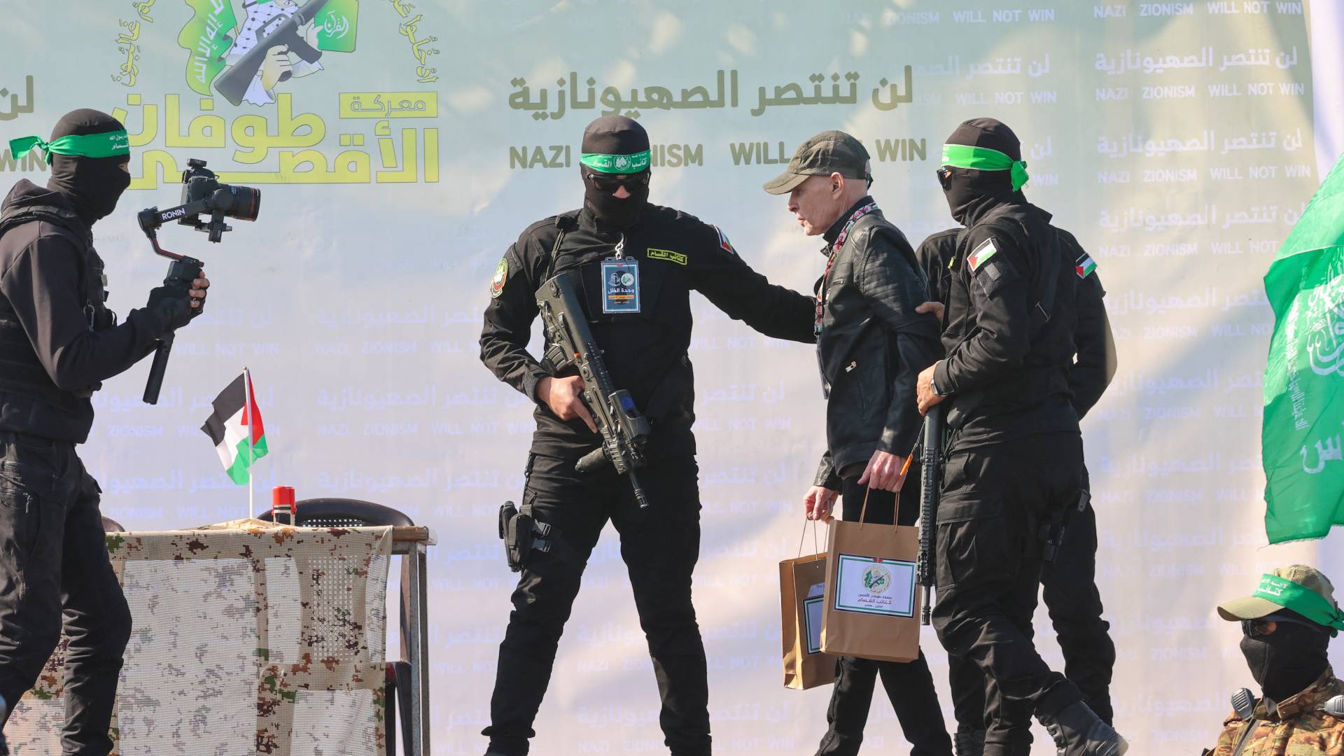 خلال منح المحتجز الذي يحمل الجنسية "الأمريكية" هديتين