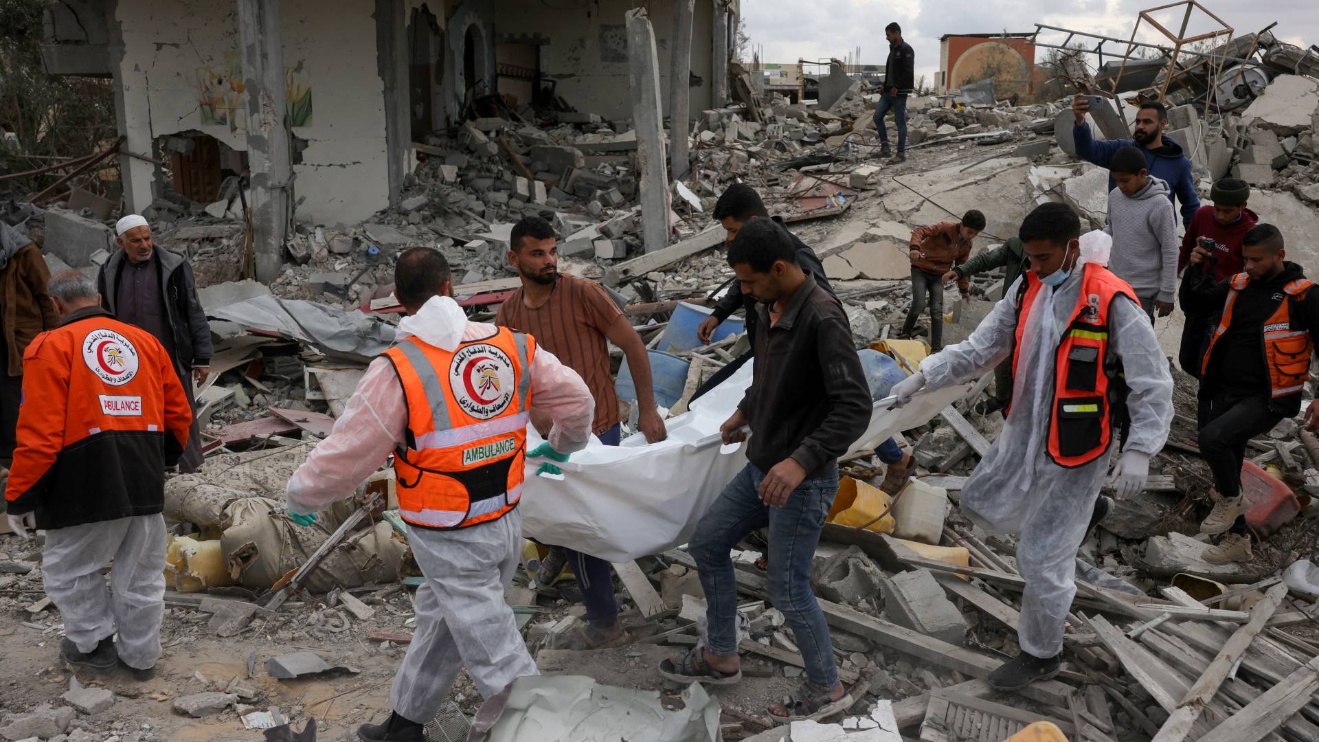 فلسطينيون وسط أنقاض المباني في مدينة رفح جنوب قطاع غزة