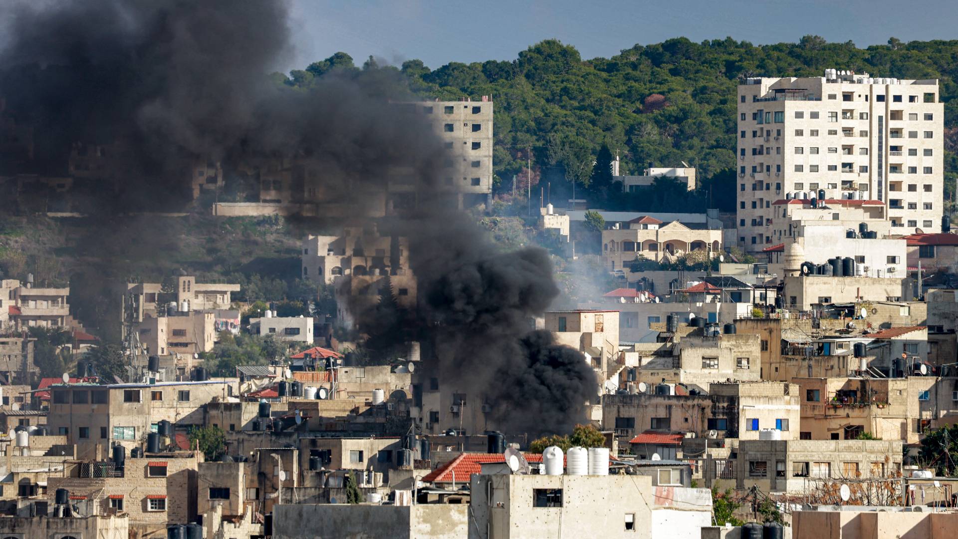 تصاعد الدخان من منطقة في جنين بالضفة الغربية