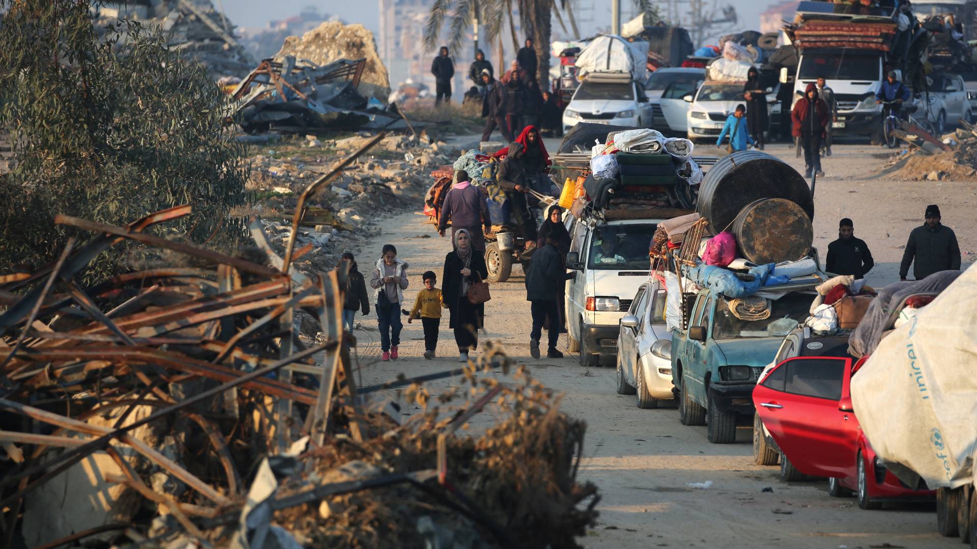 غزيون وهم يعودون إلى منازلهم شمالي قطاع غزة