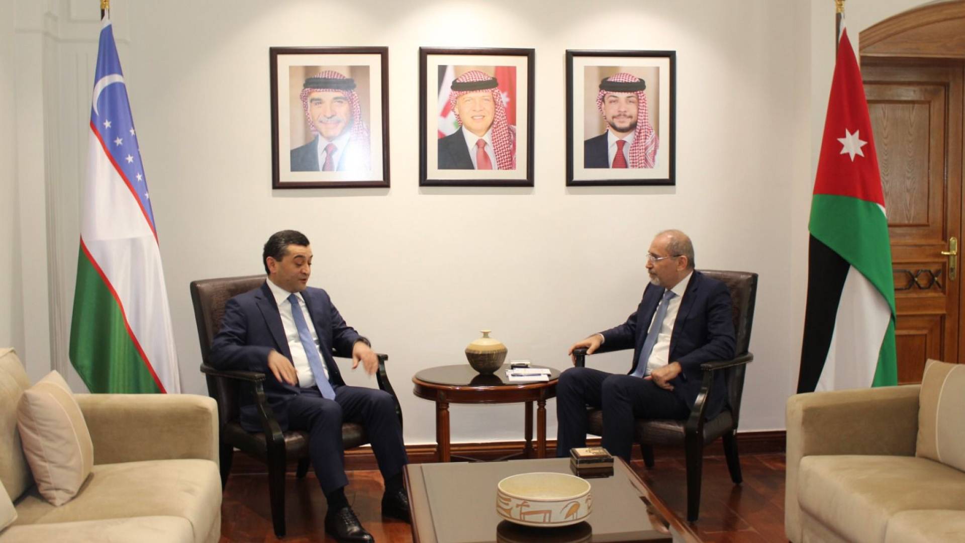 الصفدي ووزير خارجية أوزبكستان يؤكدان التعاون في المجالات الاقتصادية والأمن ومكافحة الإرهاب