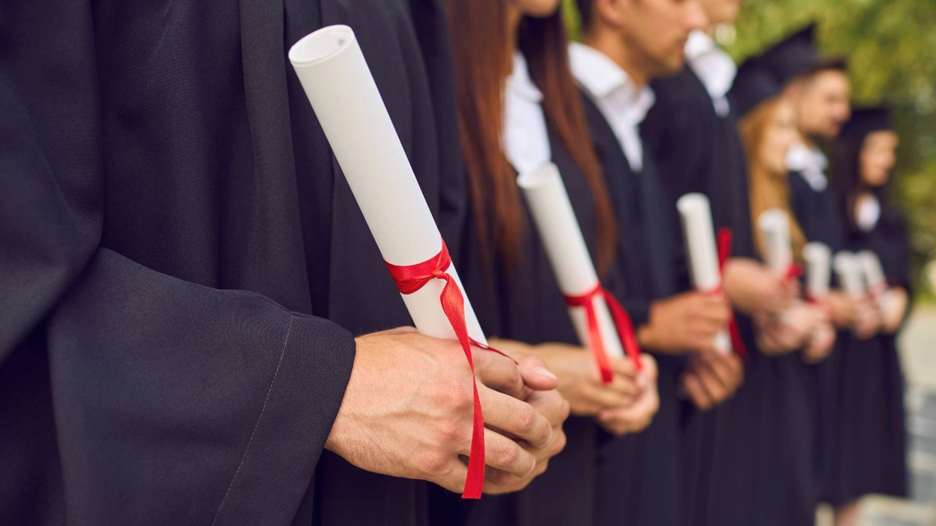 صورة تظهر طلبة جامعيين