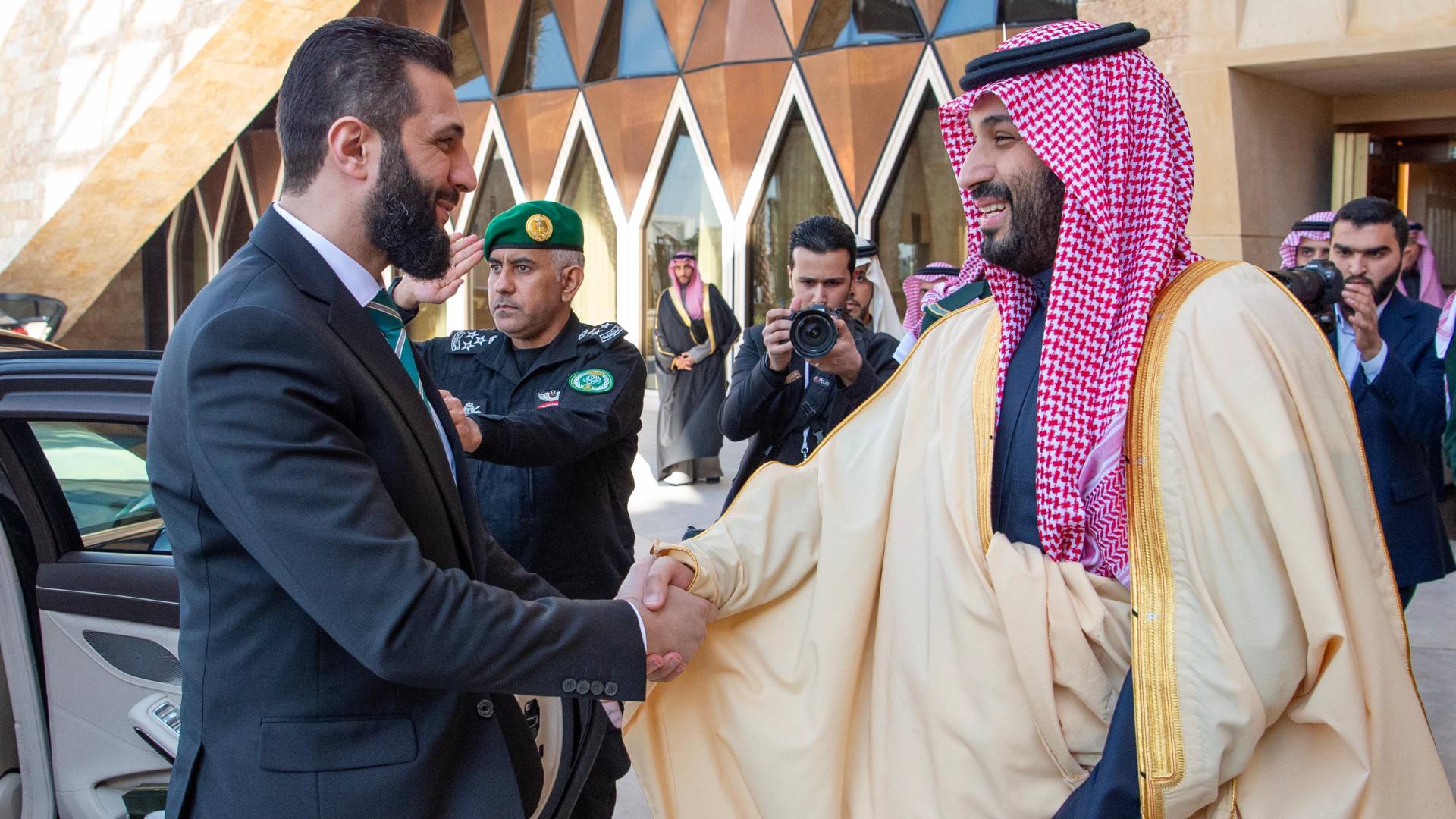 ولي العهد السعودي يستقبل الرئيس السوري احمد الشرع