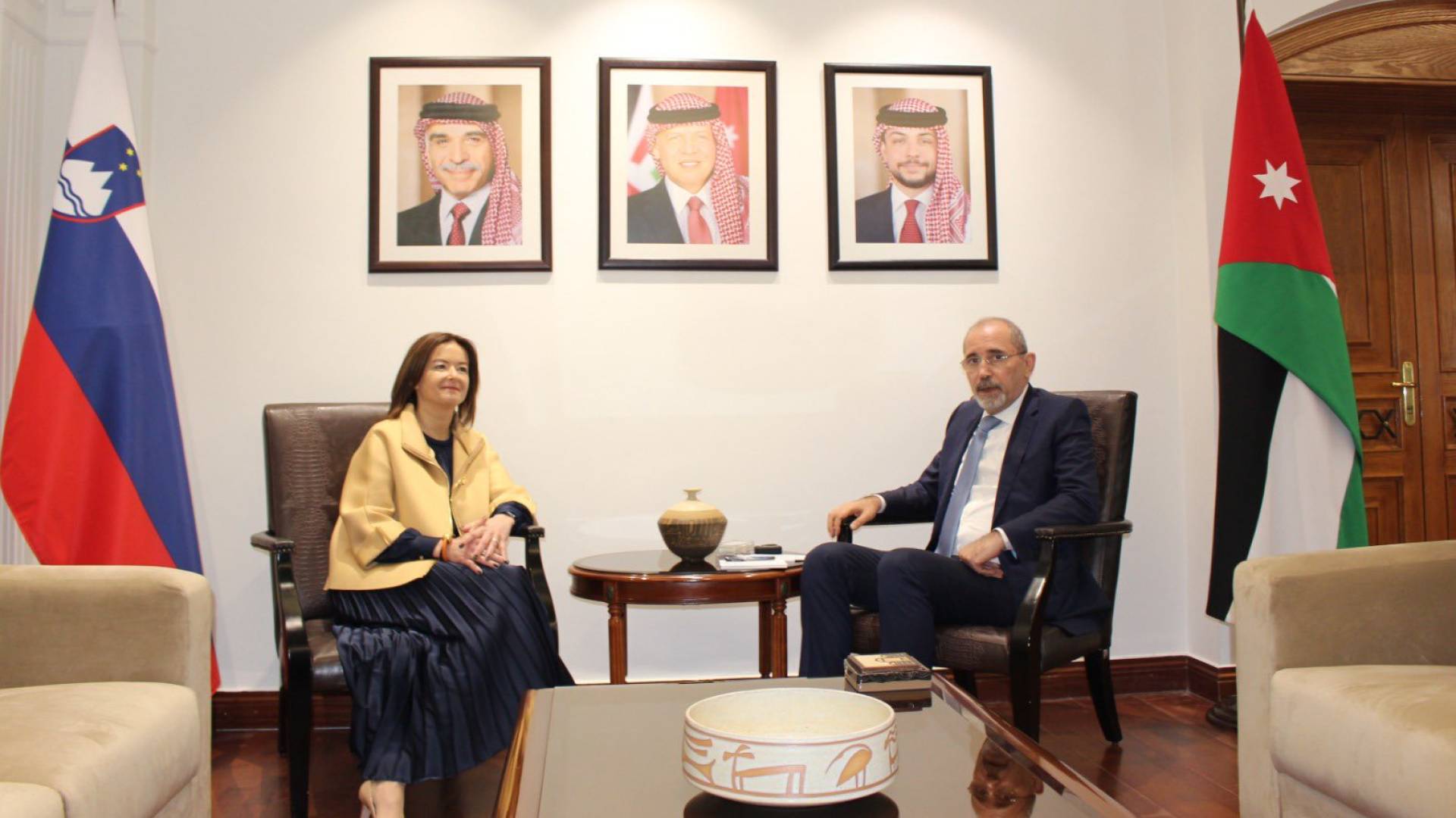 الصفدي يجري مباحثات مع وزيرة الخارجية السلوفينية