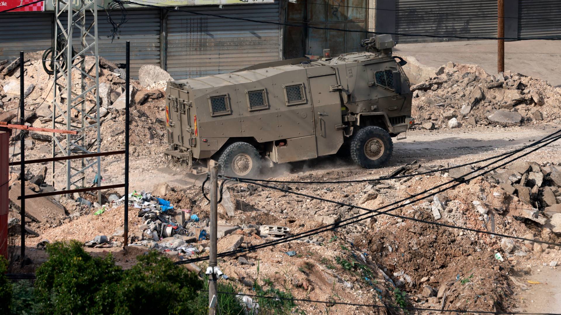 مركبة عسكرية للاحتلال أثناء عملية عسكرية في مخيم الفارعة جنوب جنين