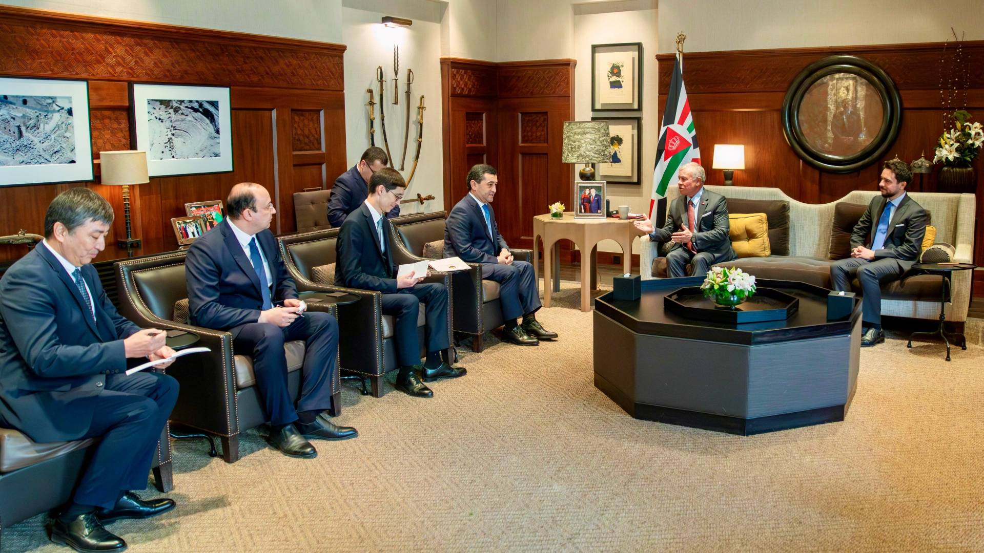 الملك يستقبل وزير خارجية أوزبكستان