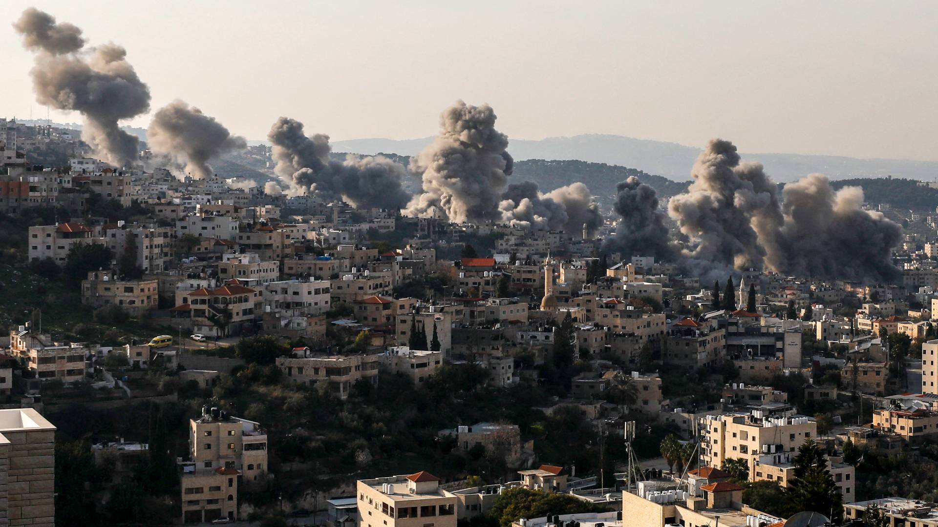 سحب الدخان تتصاعد جراء عدة انفجارات خلال غارة على مخيم جنين