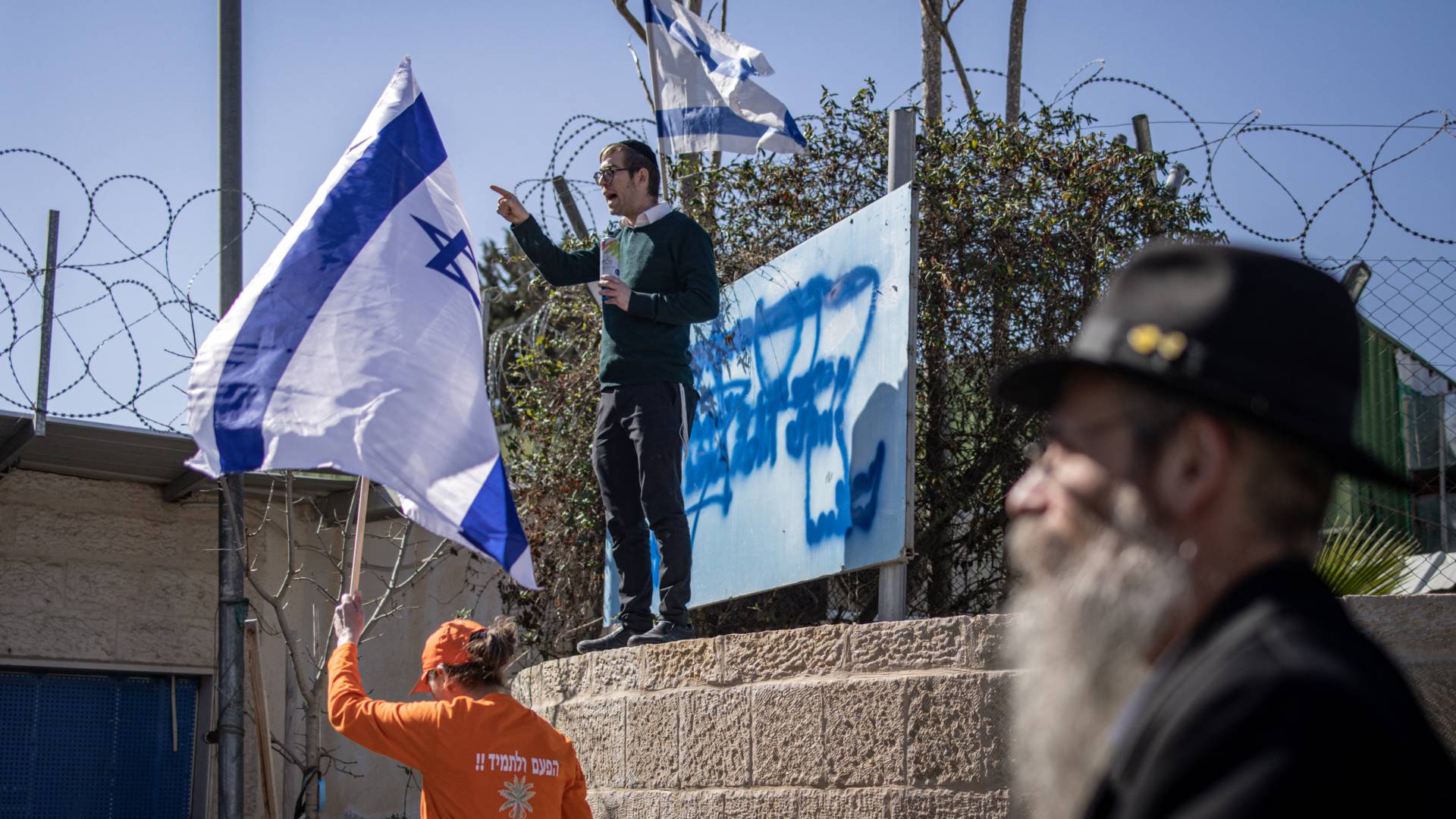 مستوطنون متطرفون يقتحمون البوابة المغلقة لمكتب أونروا