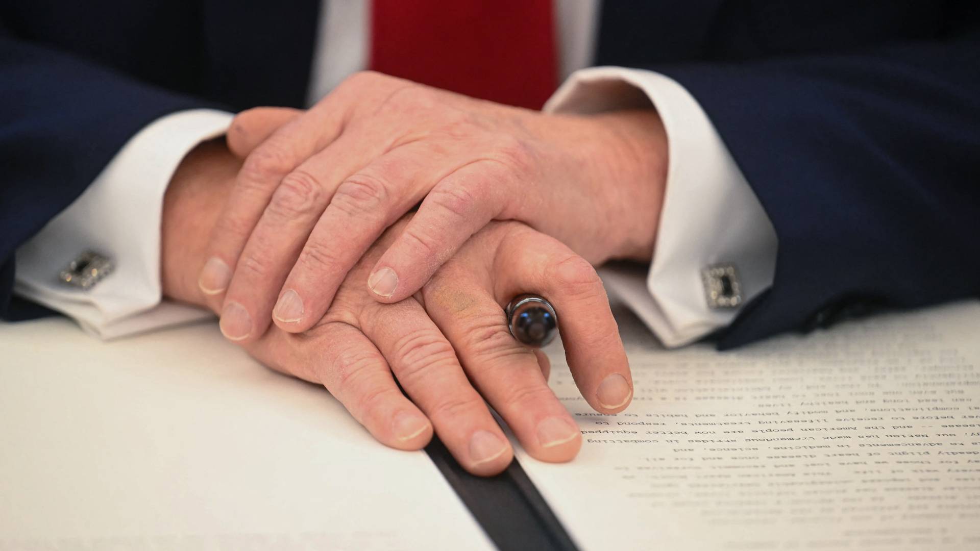 الرئيس الأمريكي يمكسك قلمه