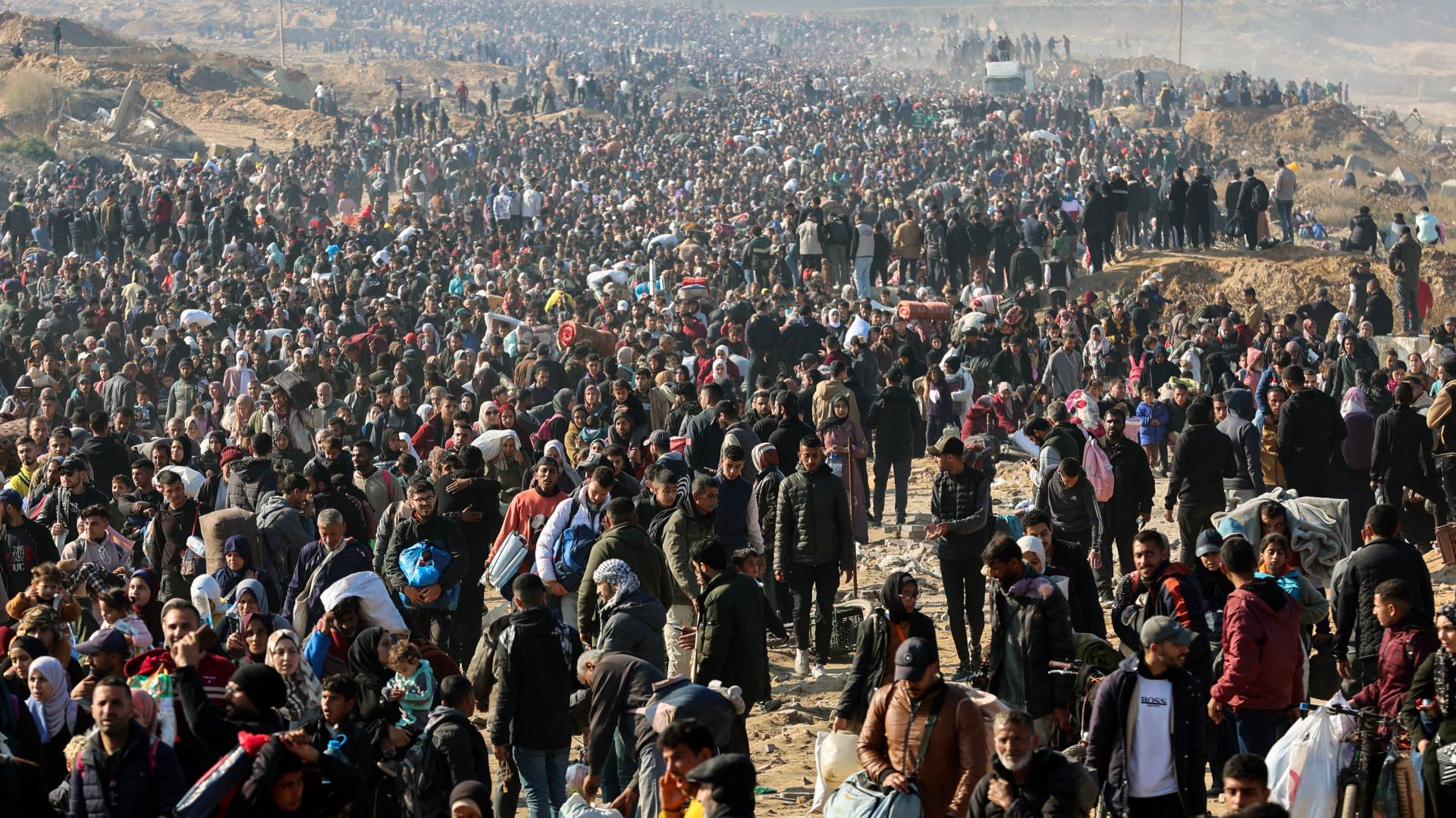 الغزيون أثناء عودتهم إلى منازلهم شمالي قطاع غزة