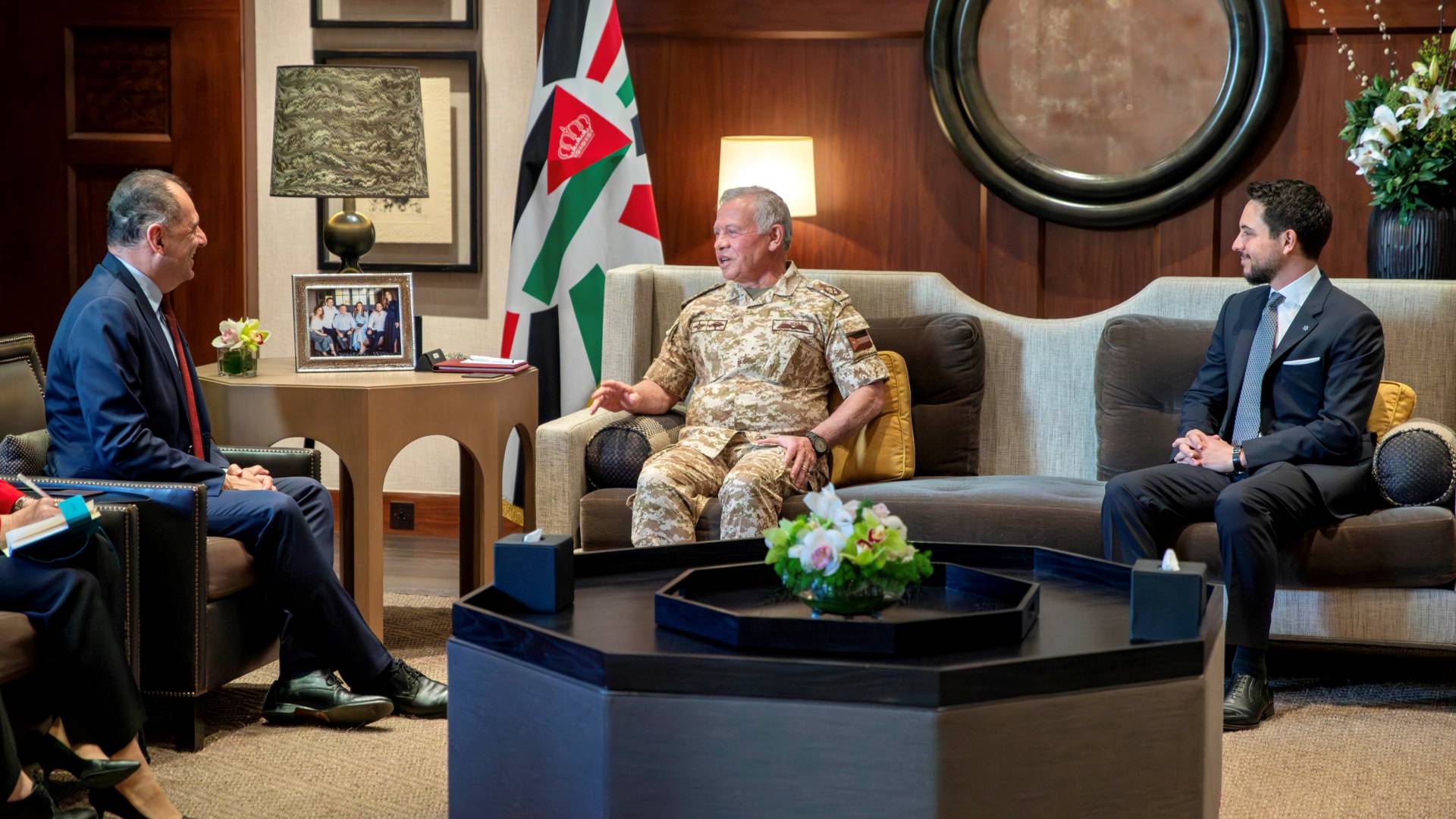 الملك يستقبل وزير الخارجية اليوناني بحضور ولي العهد