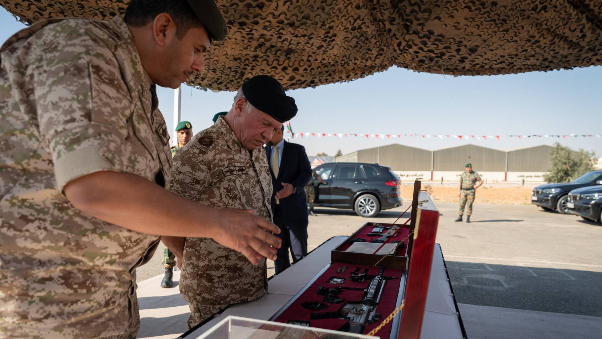 الملك يزور قيادة مشاغل الحسين التابعة لسلاح الصيانة الملكي