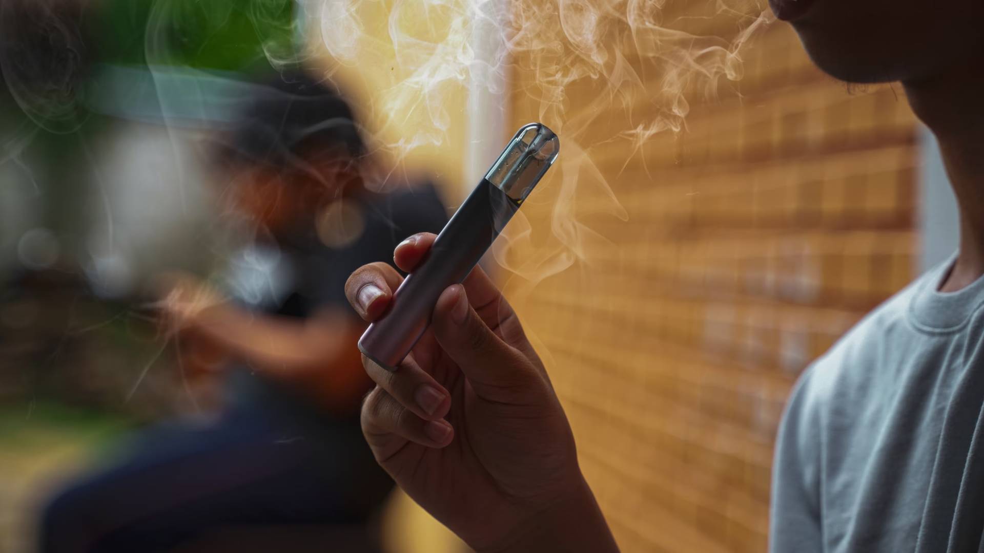 صورة تظهر مدخن